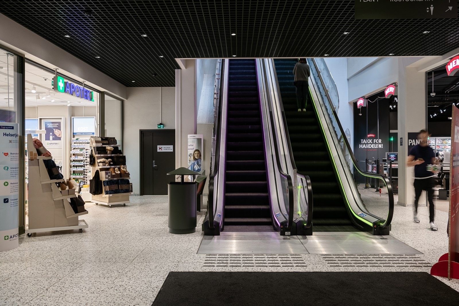 Heisen tar deg ned til nærsenteret i underetasjen. Her kan du bare tusle i tøflene ned til matbutikken Meny og apoteket. Galleribilde