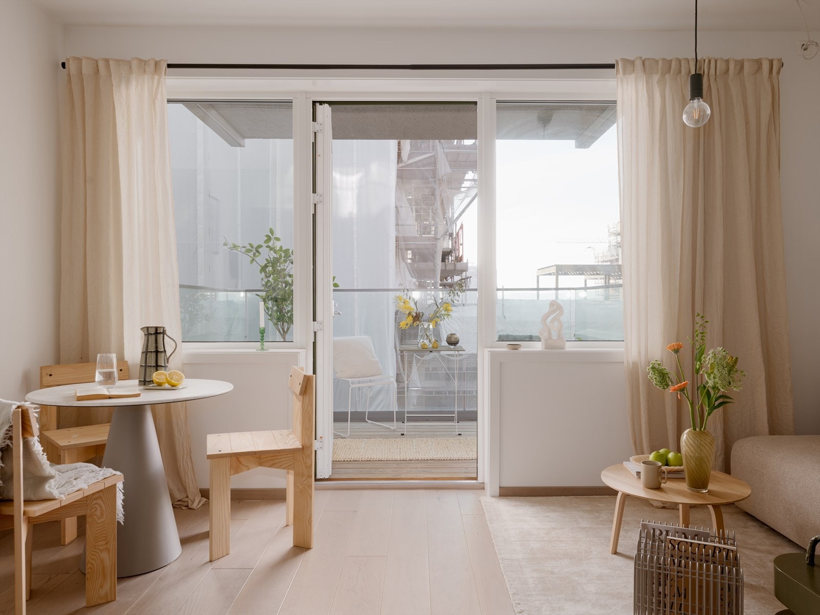 Boligens gjennomgående planløsning kombinert med store vindusflater skaper en lys og luftig atmosfære. Galleribilde