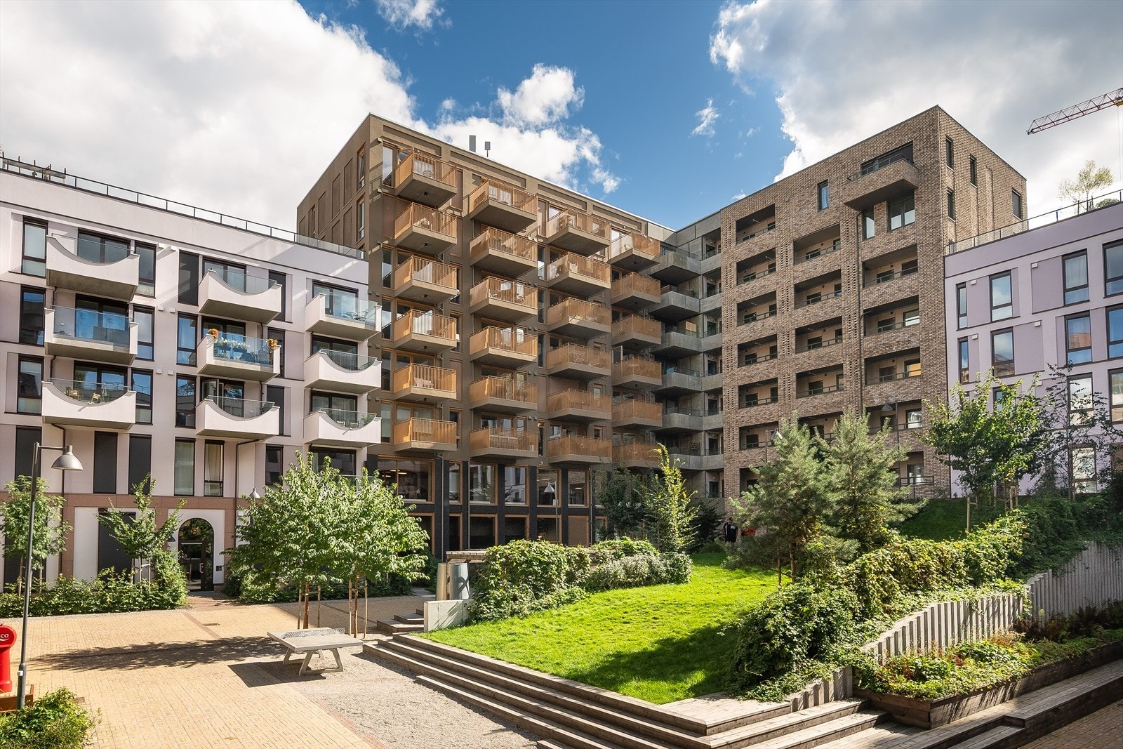 Alle beboerne kan nyte godt av den felles og frodige byhagen midt i kvartalet, et hobbyrom og to gjesteleiligheter. Galleribilde