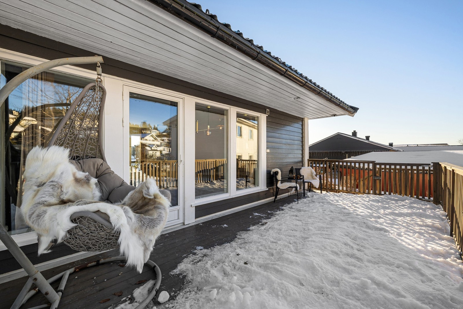 Stor terrasse på 21 kvm med nedgang til hage. Galleribilde