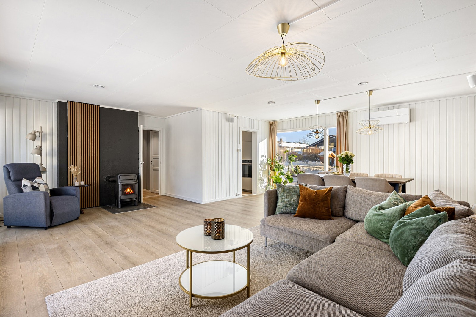 Stuen har gode veggflater og kan møbleres på flere ulike måter. Galleribilde