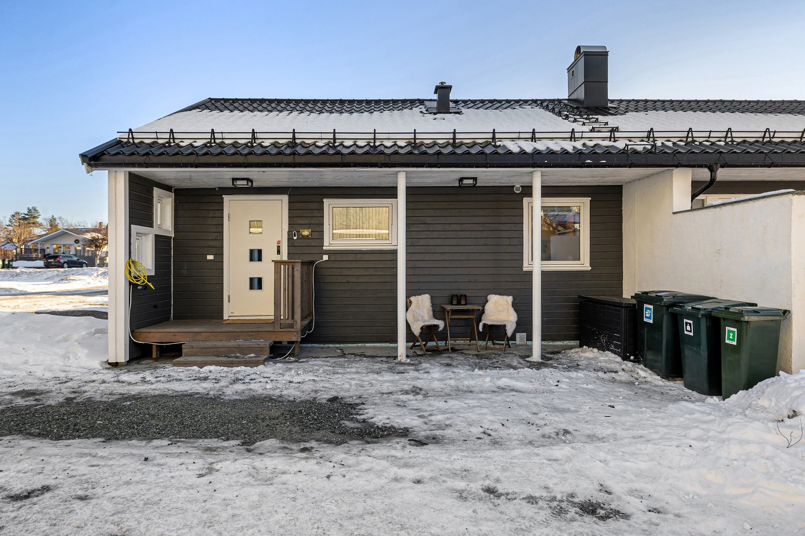 Romslig gårdsplass med plass til fem biler. Galleribilde