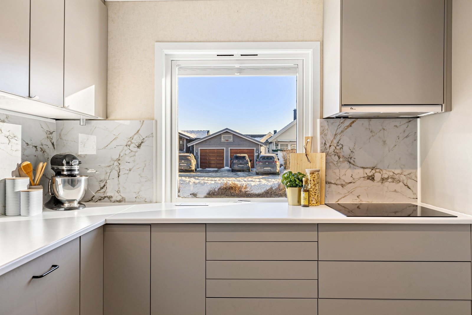 Kjøkkenet har gode arbeidsflater og hyggelig utsyn ved benken. Galleribilde