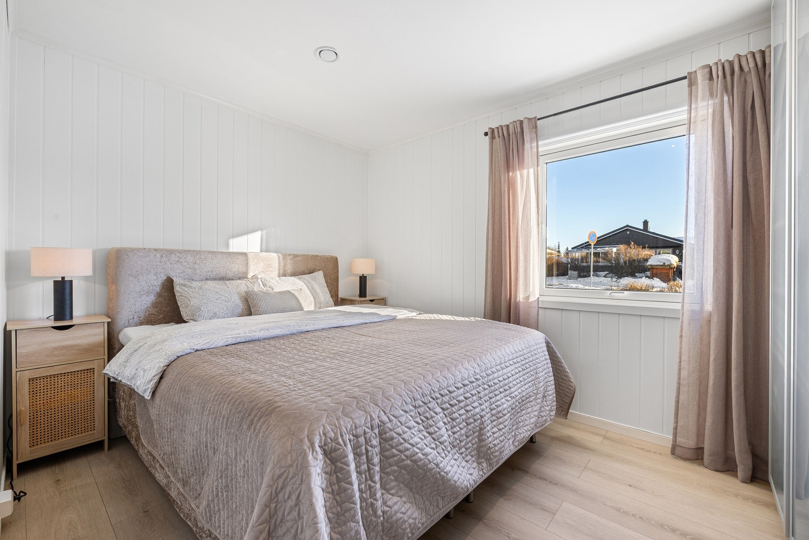 Hovedsoverom på 10,5 kvm med lagringsplass i garderobeskap. Nymalt i 2022. Galleribilde