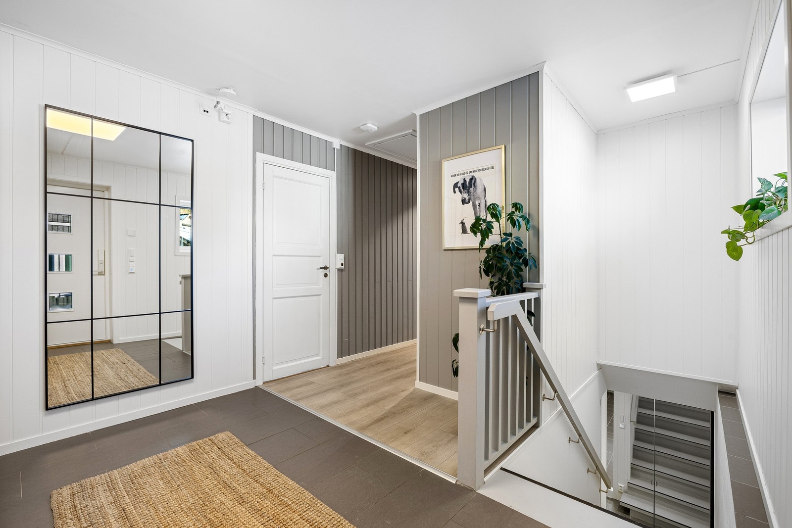 Stor og innbydende entré med flislagt gulv og lune varmekabler. Galleribilde