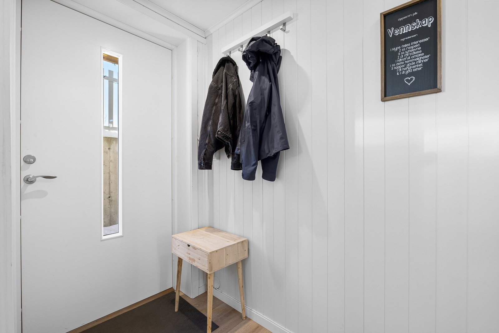 Leiligheten har egen inngang med terrasse og trapp med varmekabler og lys utenfor. Galleribilde