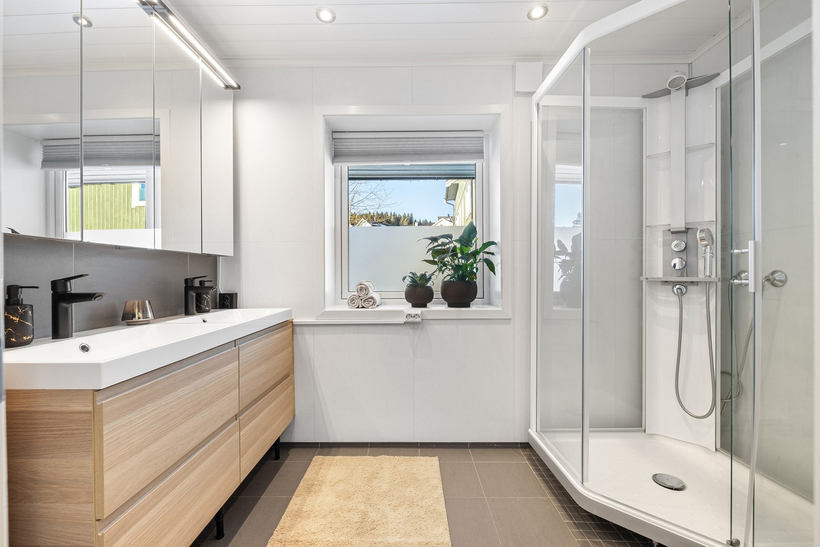 Pent hovedbad med moderne baderomsinnredning fra 2024. Galleribilde