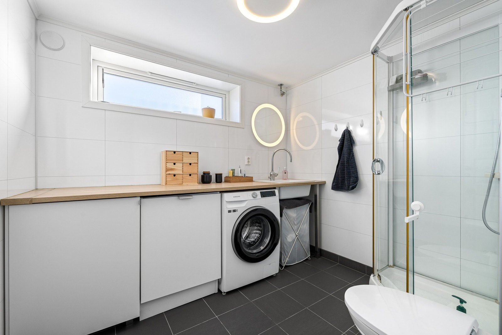 Komplett nytt våtrom i kjeller oppgradert i 2019 med høy standard og moderne innredning. Galleribilde