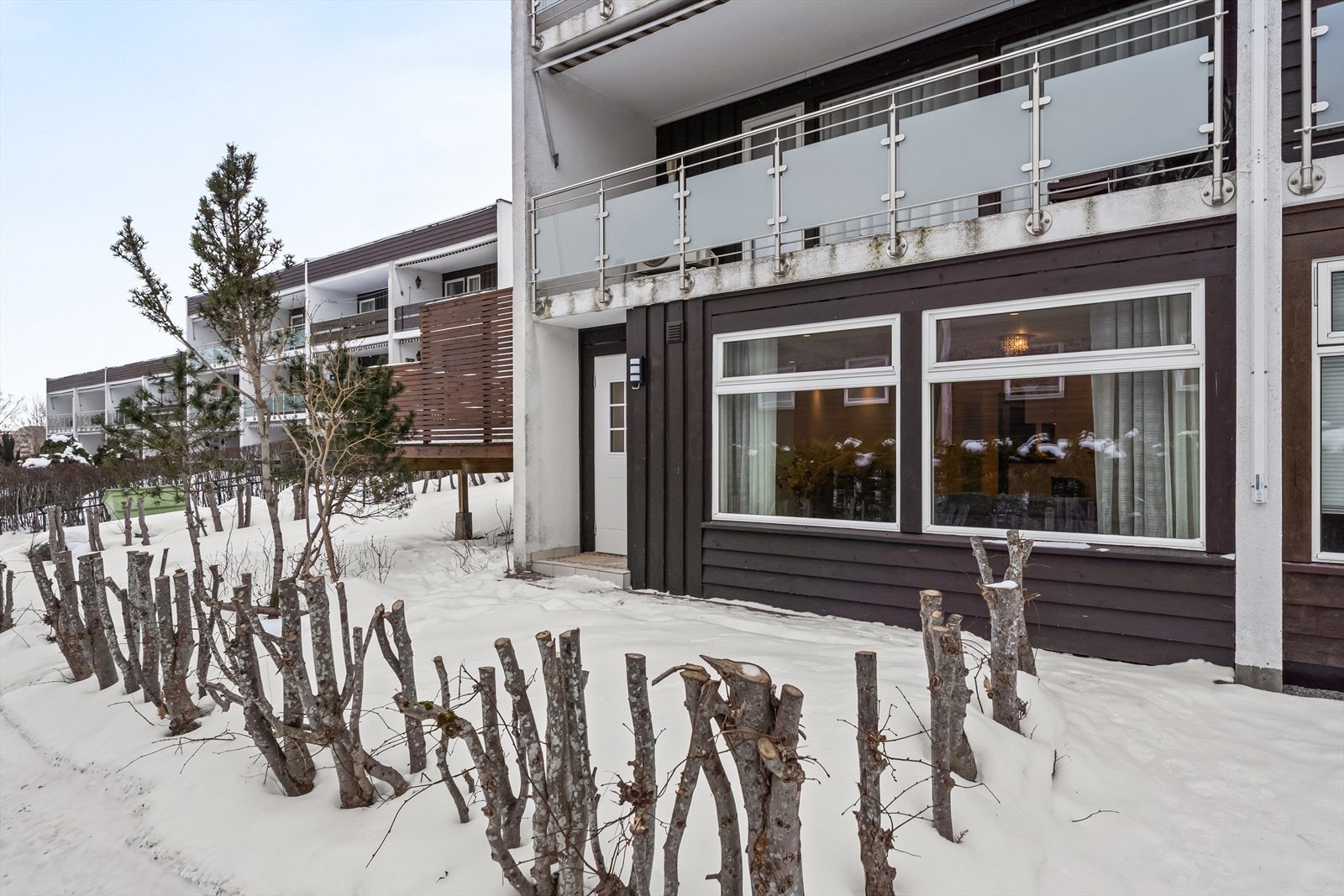 Beliggenheten oppleves som svært god med nærhet til skole, barnehage, dagligvarebutikk og offentlig transport. Galleribilde