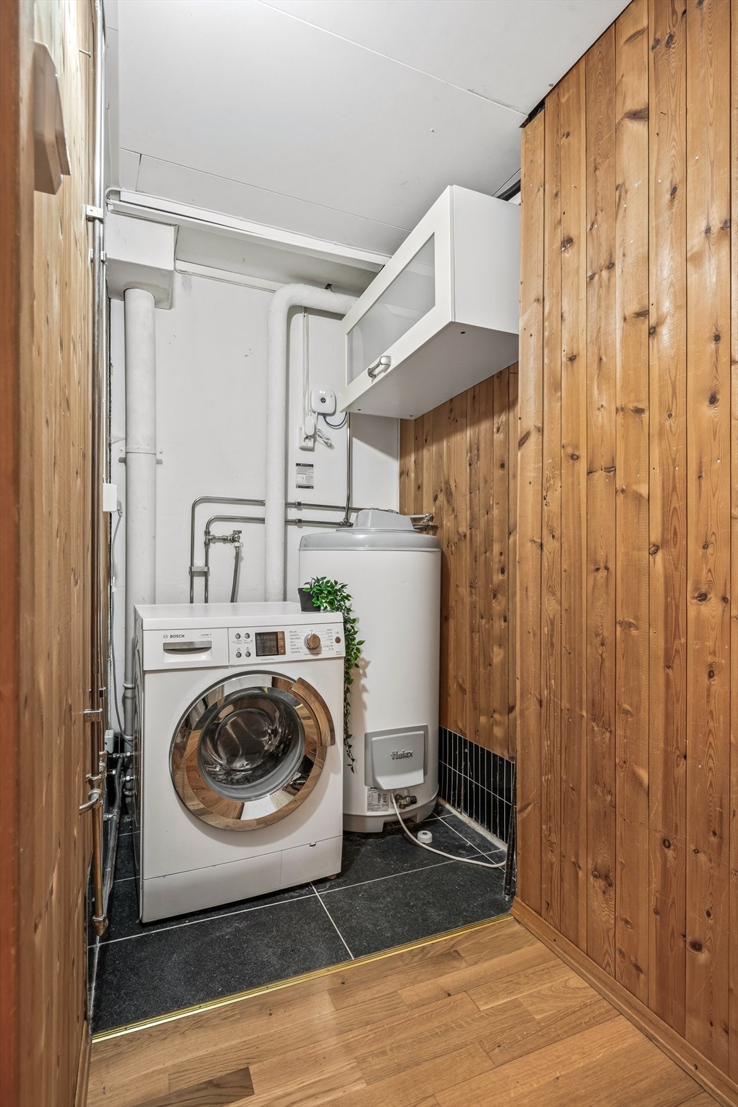 Praktisk bod med opplegg for vaskemaskin. Galleribilde