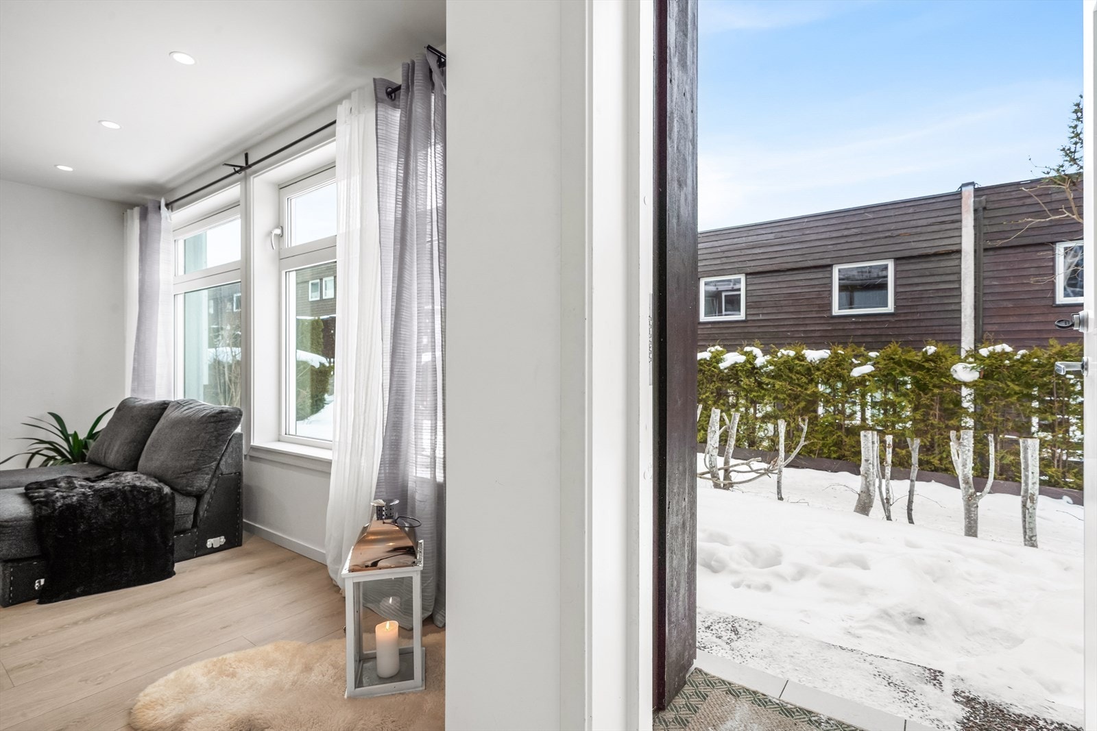 Fra stuen er det utgang til egen hagedel mot friareal. Galleribilde