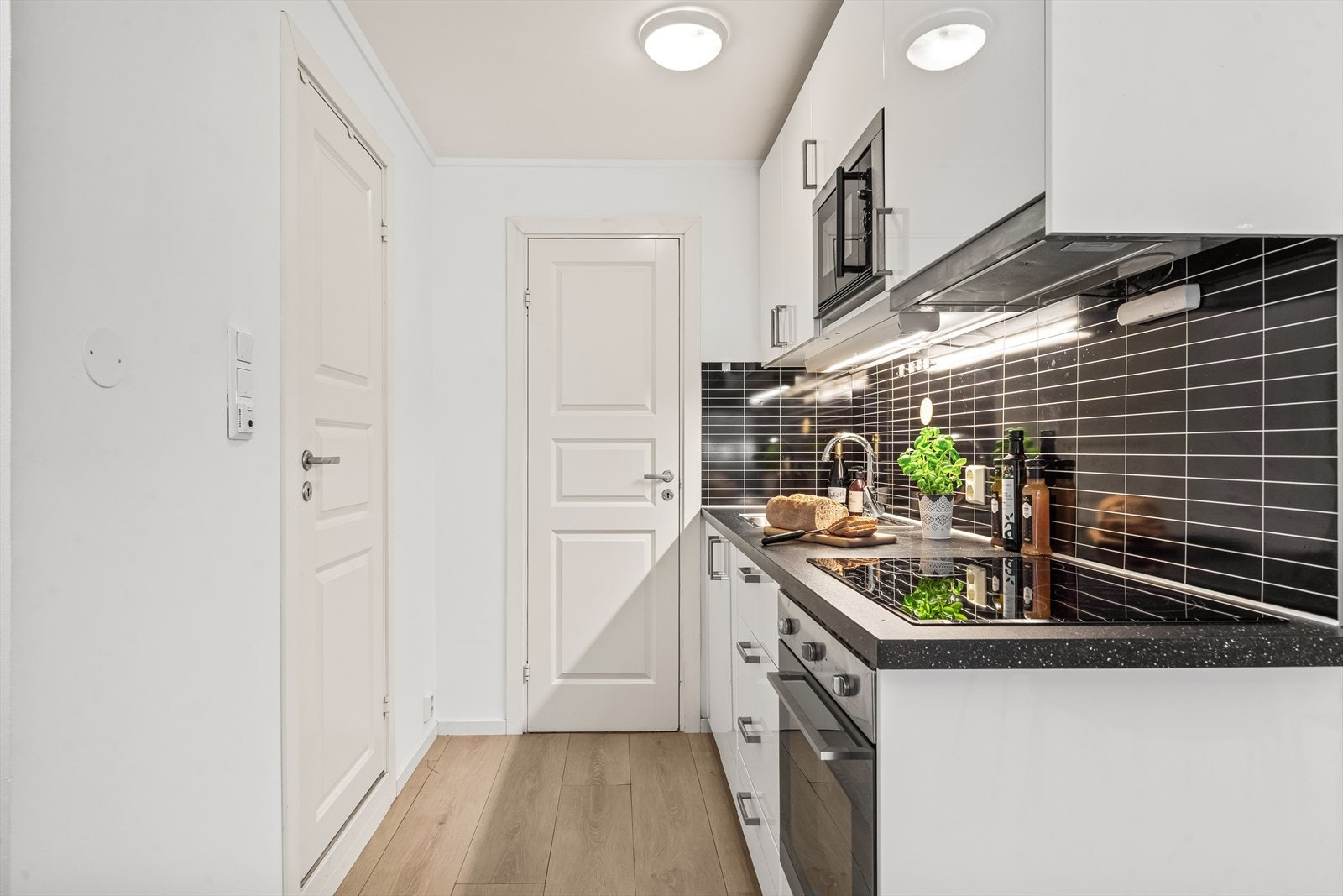 Kjøkkenet er funksjonelt utformet med skap- og benkeplass som gjør det enkelt å tilberede hvert måltid. Galleribilde