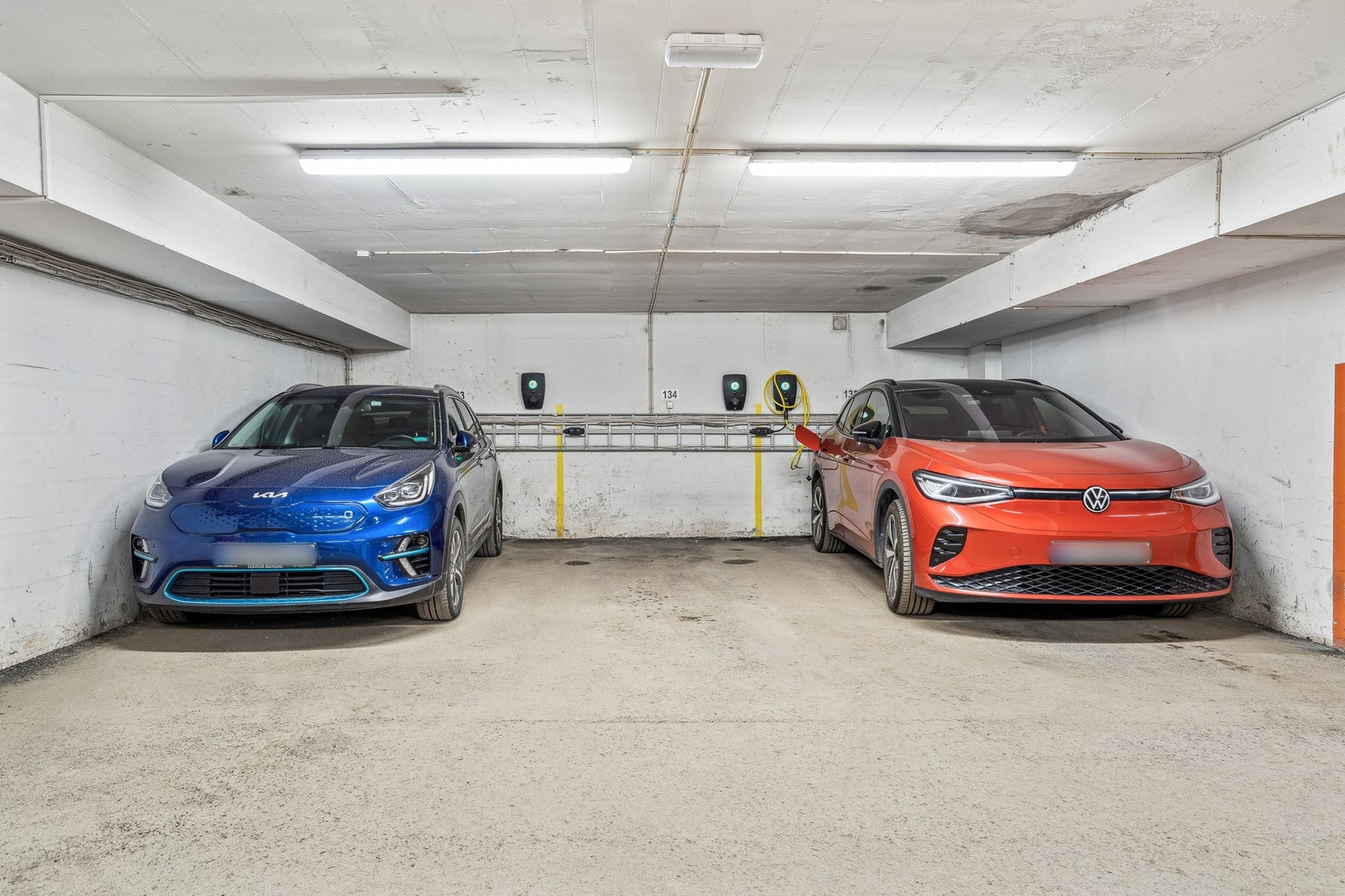 Boligen disponerer fast parkering i felles garasjeanlegg Galleribilde