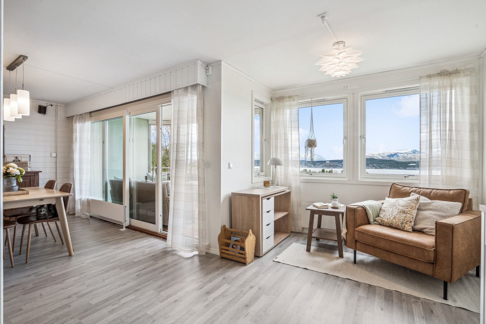 Det er åpen løsning mellom stue og kjøkken Galleribilde