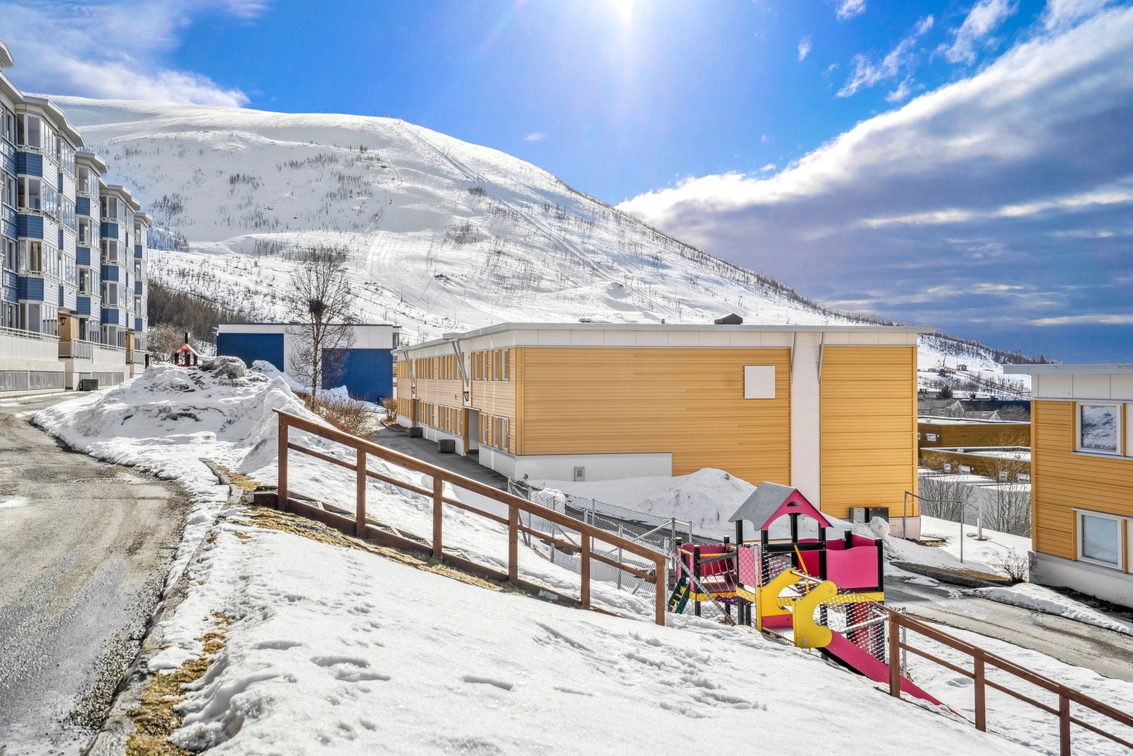Fra boligen er det kort vei til blant annet barnehage, skole, busstopp, dagligvarebutikk, legesenter, turområder, samt Tromsø Alpinpark Galleribilde