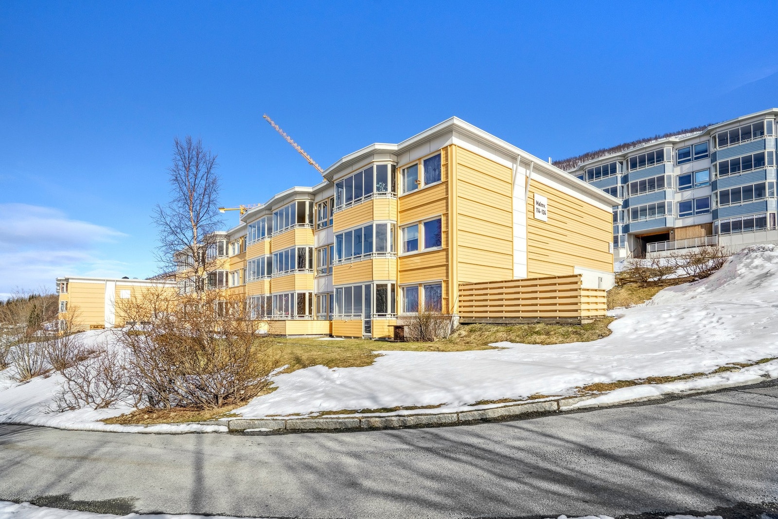 Boligen har god intern beliggenhet i lavblokk med god utsikt mot Tromsøya, Tromsøysundet og Kvaløya. Galleribilde