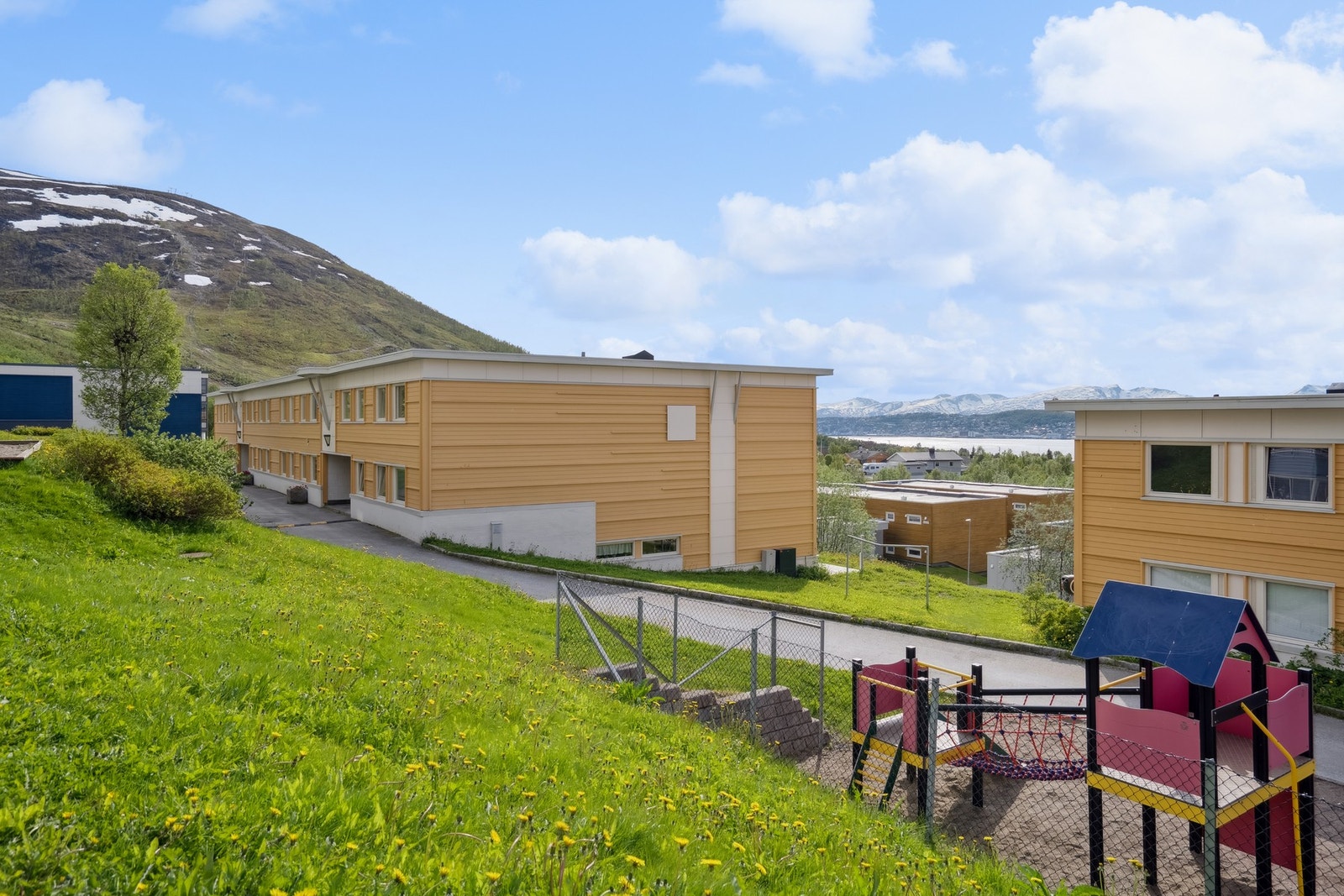 Nærmeste bussholdeplass ligger ca. 100- 300 meter unna med hyppige avganger i retning sentrum, samt direkteruter til UiT/UNN. Galleribilde