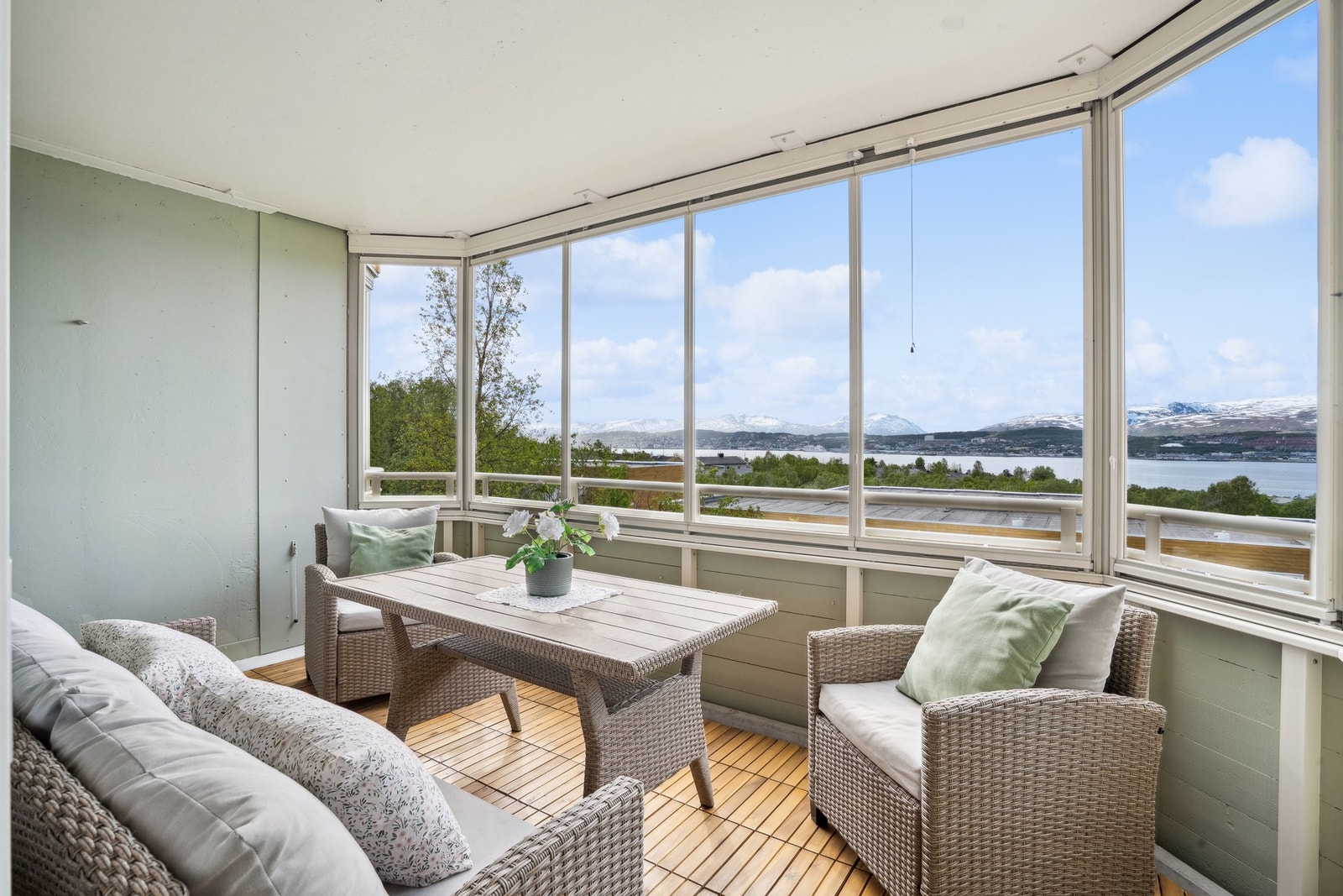 Fra stuen er det utgang til en skjermet, innglasset balkong med gode utsikt- og solforhold. Perfekt for varme sommerdager! Galleribilde