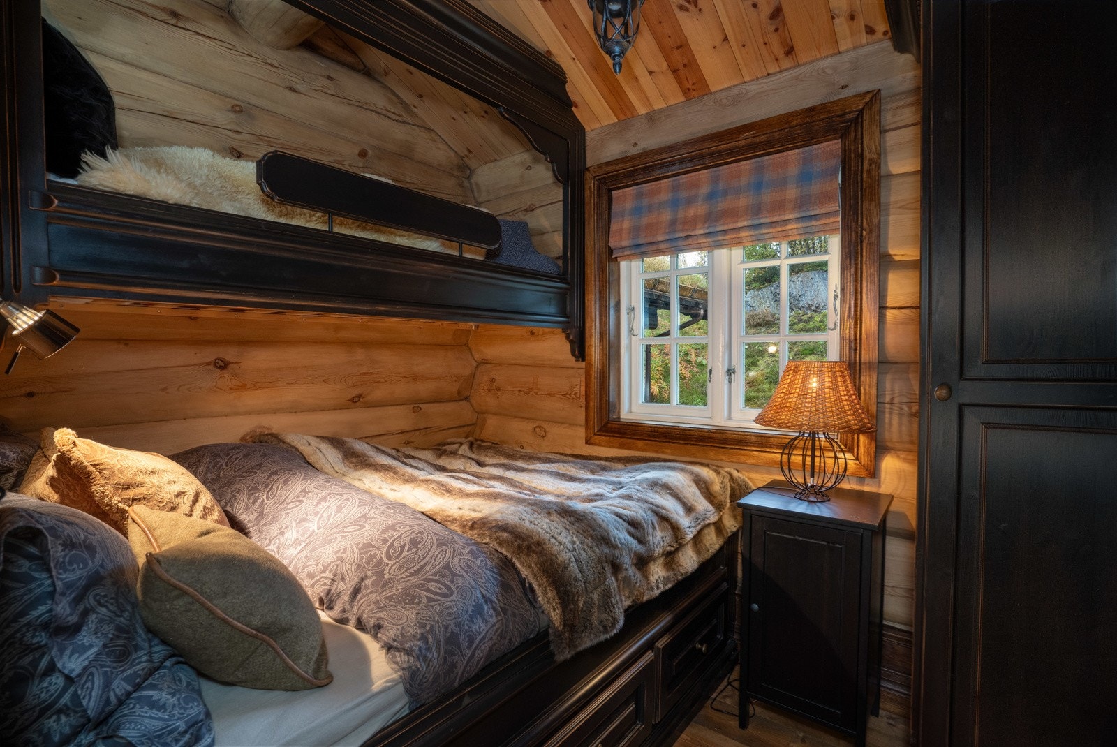 Soverom 3. Soverommene har flotte tømmervegger, mønet himling, tregulv og bredt listverk. Galleribilde