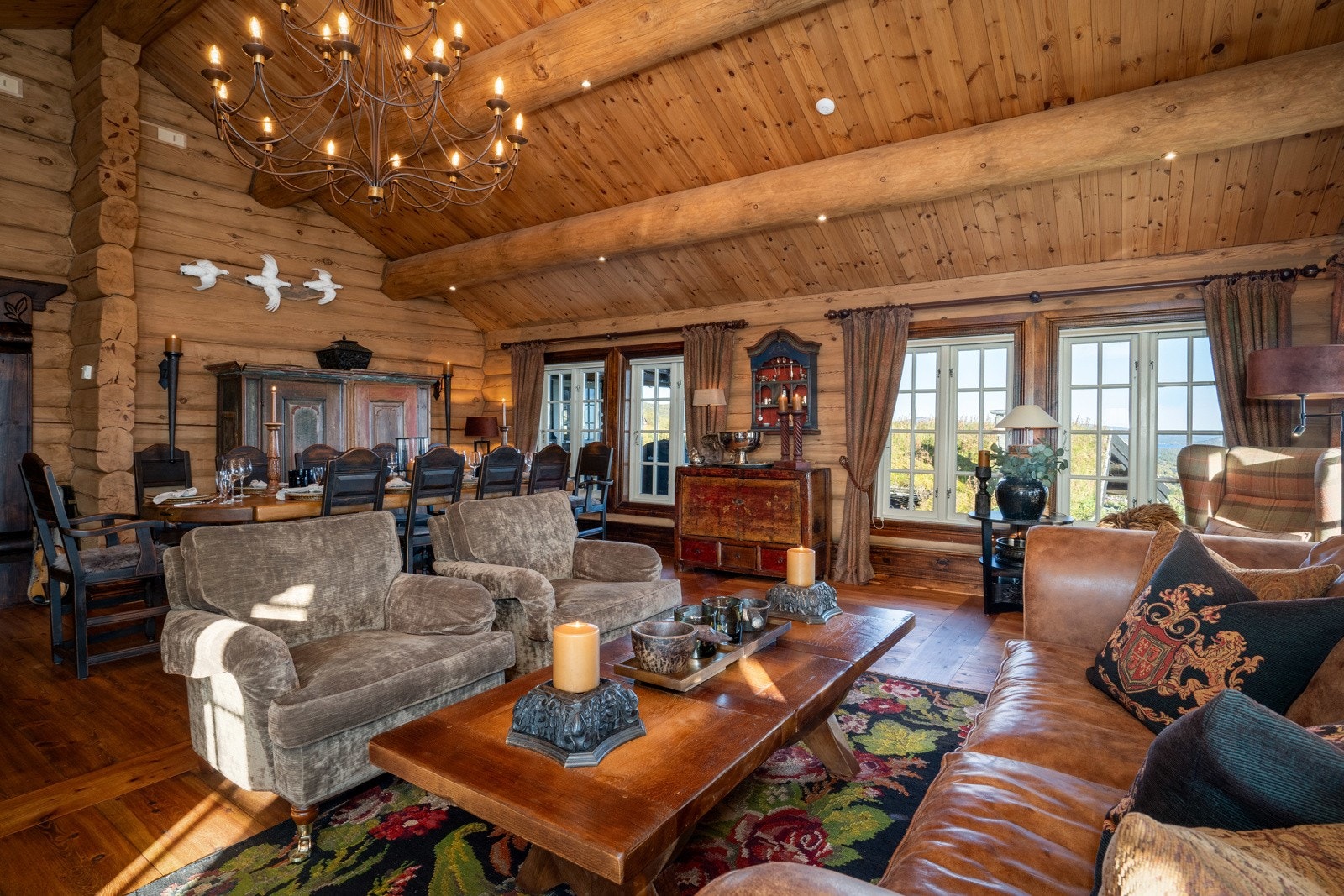 Rommet har svært god takhøyde og i takåsene er det integrerte downlights som gir behagelig belysning til rommet. Galleribilde