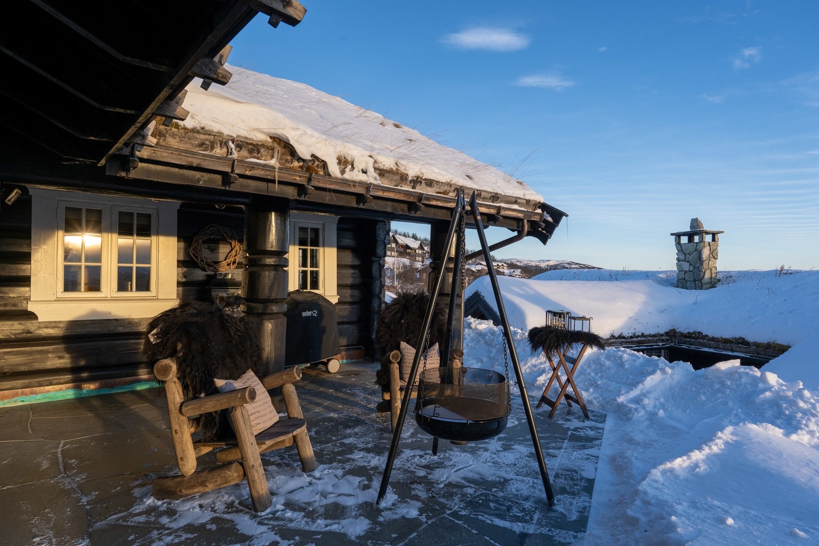 Rundt store deler av hytta er det flotte skiferterrasser med god plass til flere sittegrupper. Galleribilde