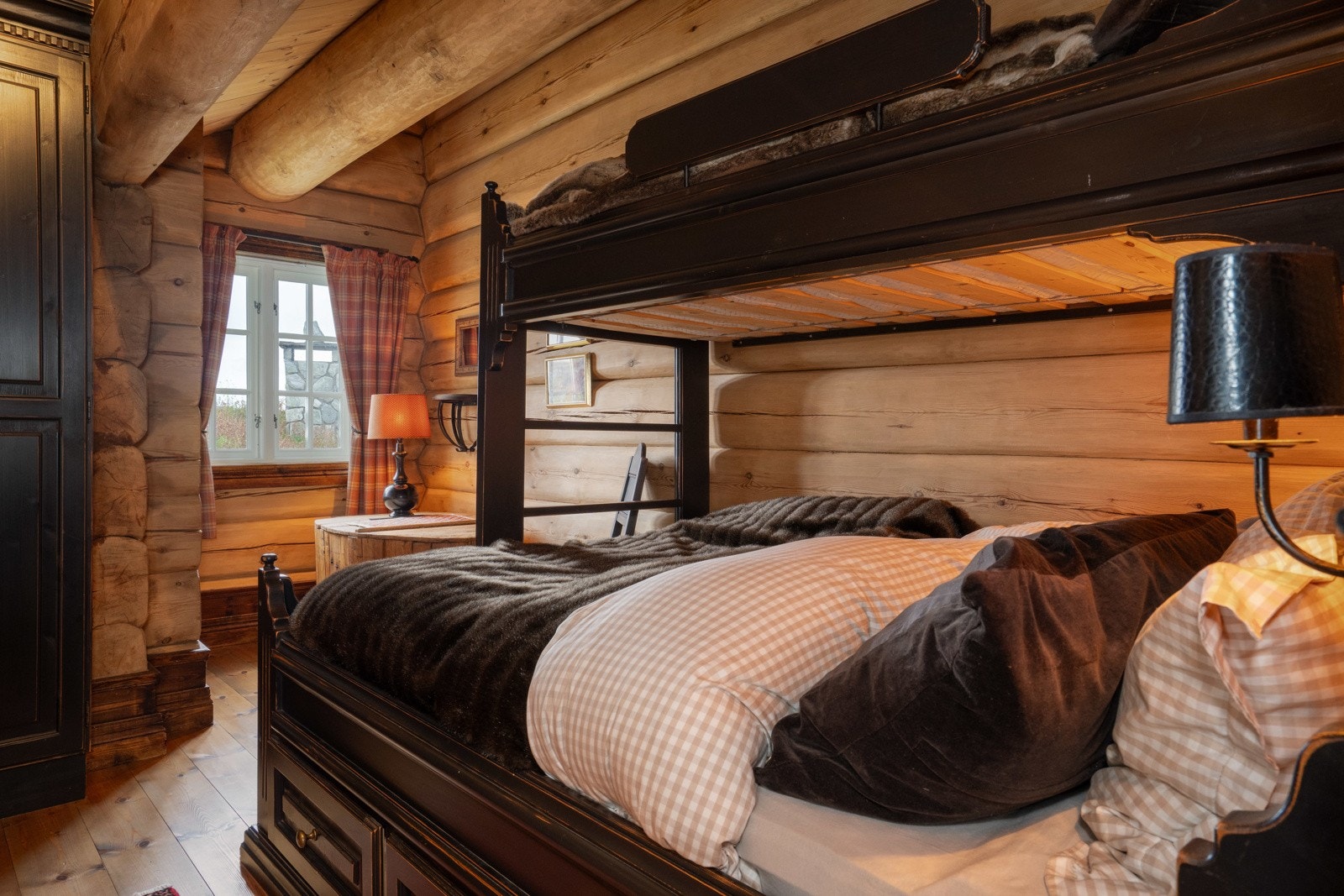 Soverom 2. De øvrige soverommene har snekkerbygd familiekøyeseng og garderobeskap levert av Os Trekultur. Galleribilde