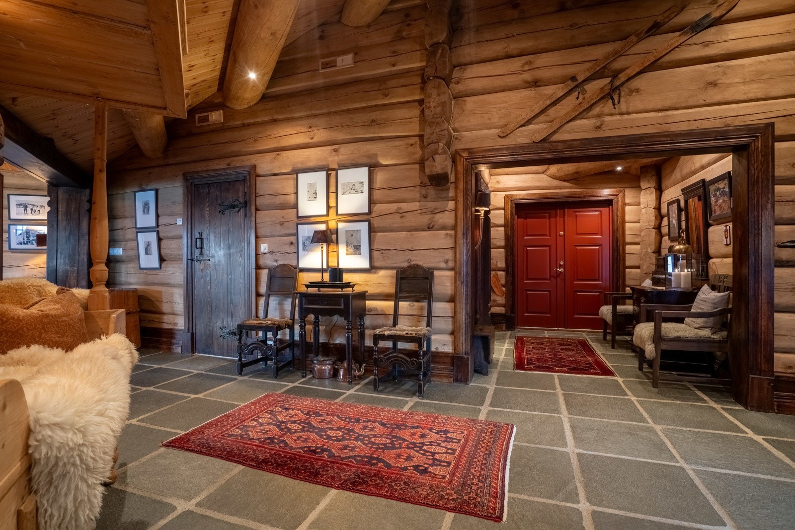 Entreen og hallen gir et svært godt førsteinntrykk med sine unike og påkostede detaljer. Galleribilde