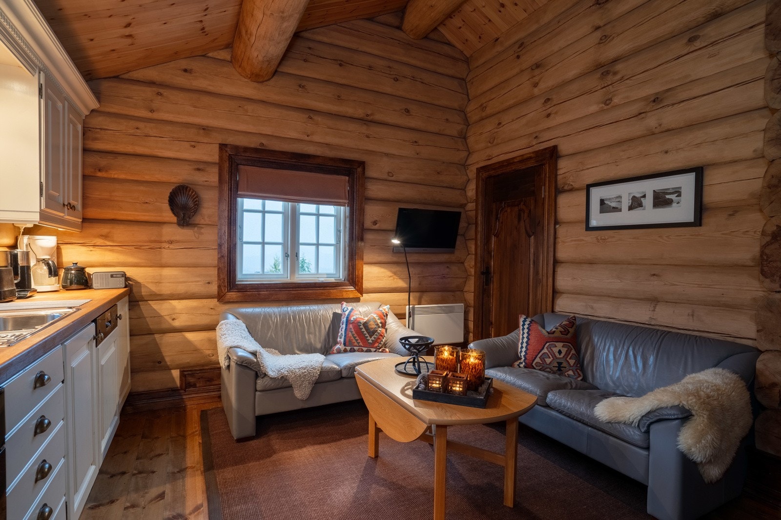 Annekset har en arealeffektiv planløsning og inneholder bl.a. entré, åpen stue- og kjøkkenløsning, to soverom og bad/wc. Galleribilde