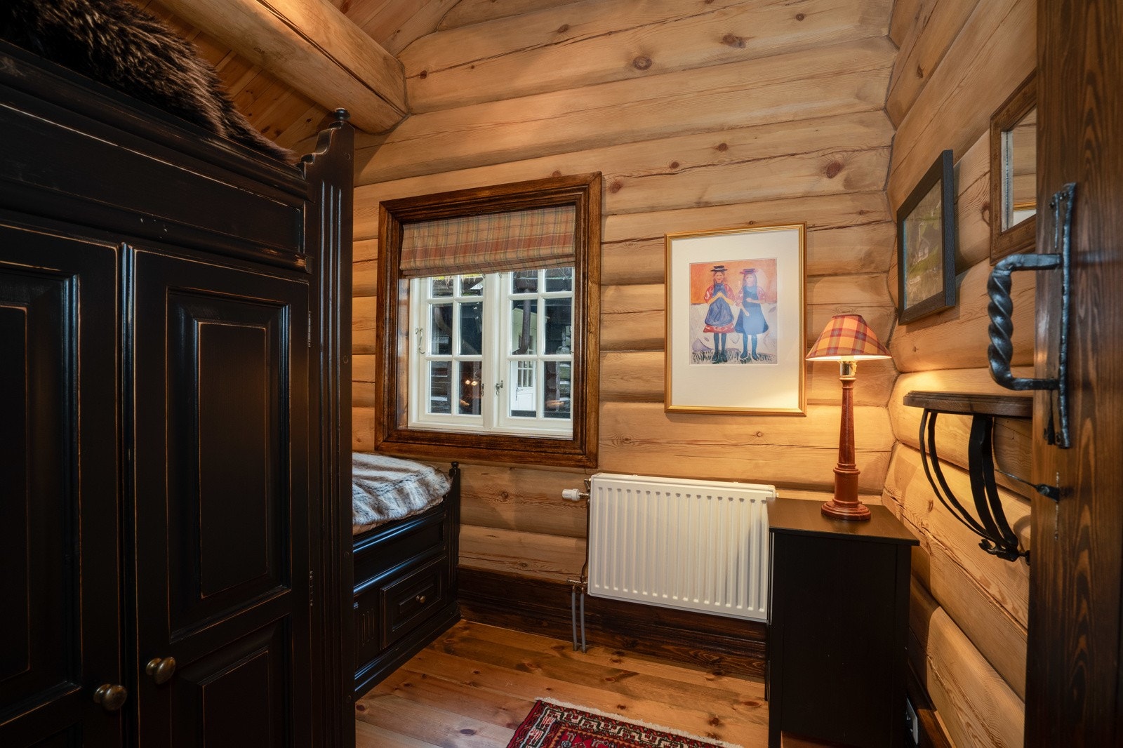 Soverom 4. Soverommene kan oppvarmes både via vannbåren gulvvarme og radiatorer, hvor sistnevnte er en praktisk løsning hvis man ønsker å regulere temperaturen litt "raskere". Galleribilde