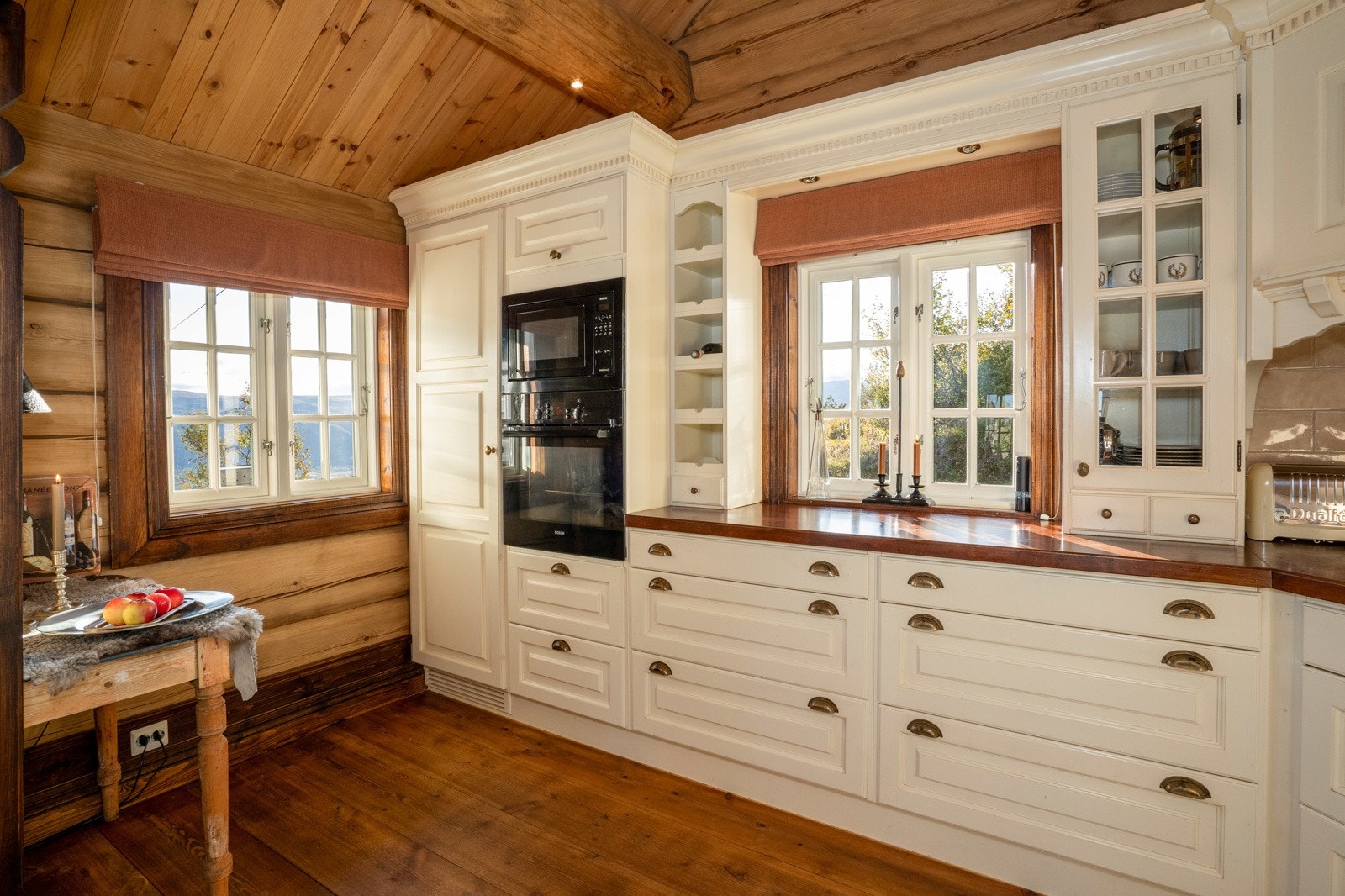 Av hvitevarer er kjøkkenet utstyrt med integrert stekeovn, mikrobølgeovn, kjøleskap, oppvaskmaskin og platetopp, samt ventilator med avtrekk ut. Galleribilde