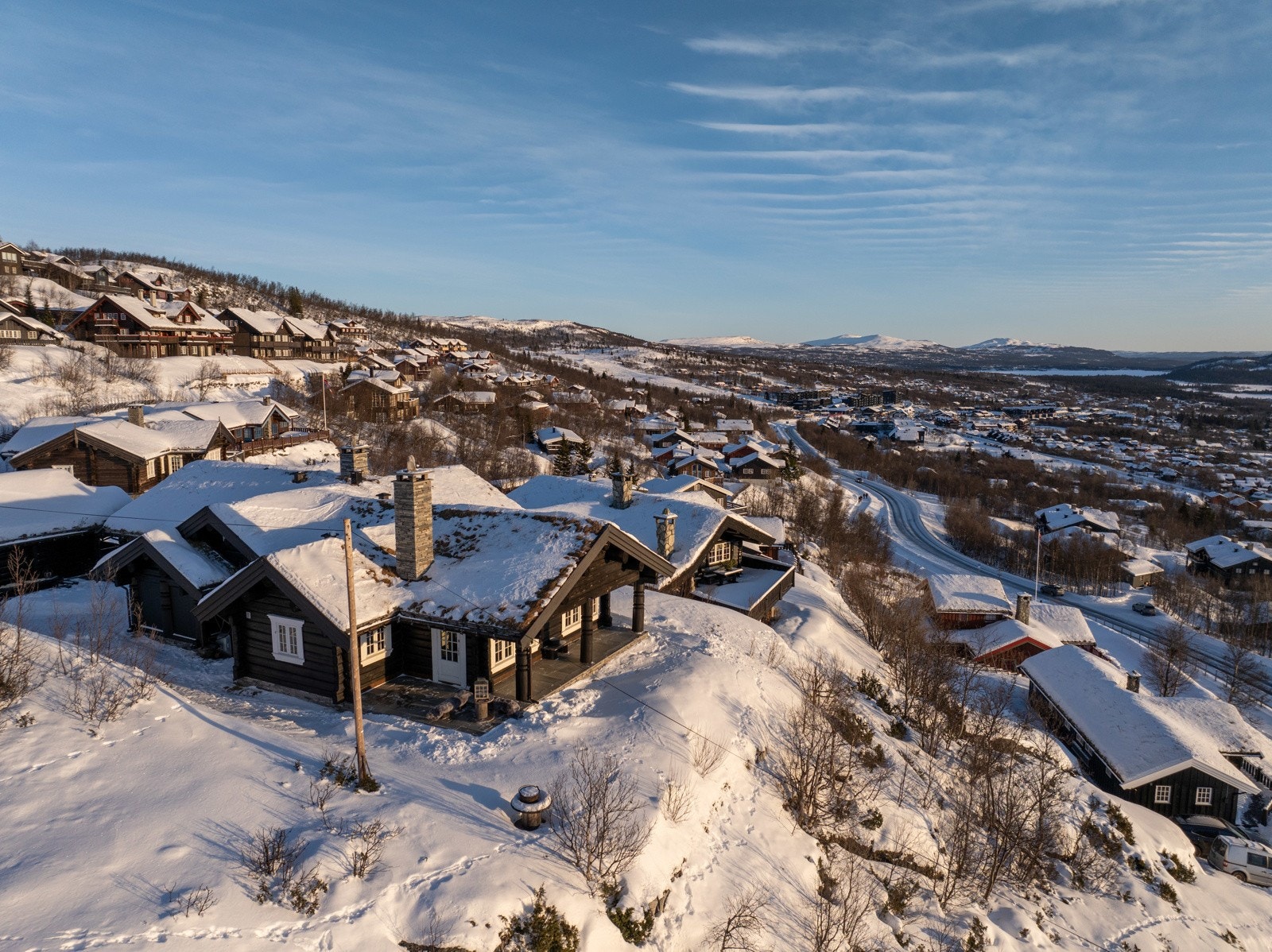Hytta troner høyt i terrenget og har flere uteplasser hvor man kan følge solen iløpet av dagen. Den skiferbelagte terrassen ligger sydvendt med panoramautsikt mot fjellene, Raudalen, Øyangen og naturlandskapet rundt. Galleribilde