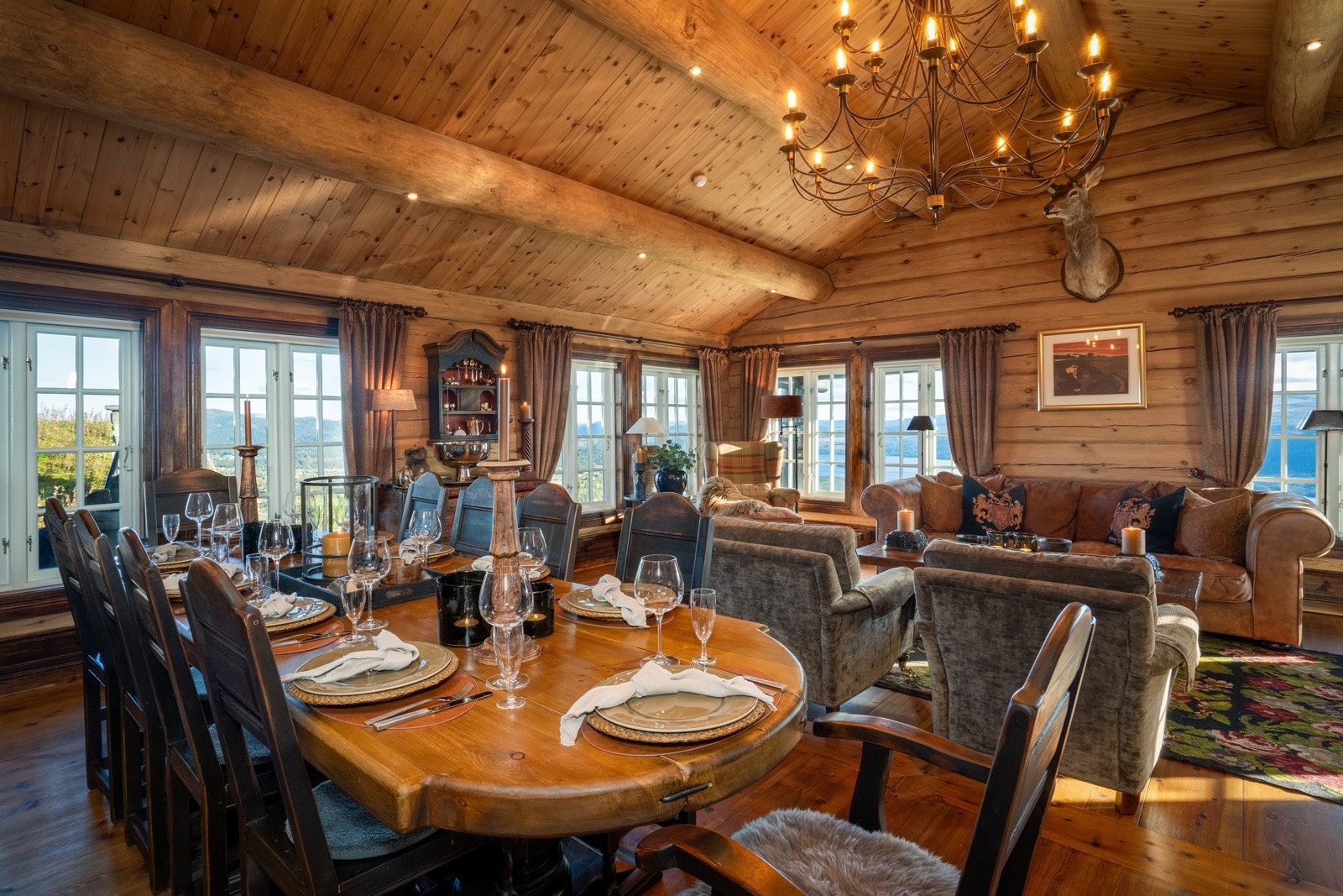 Spisestuen har en fin plassering i tilknytning til kjøkkenet og måltidene kan nytes til både flott utsikt og knitrende peishygge. Galleribilde