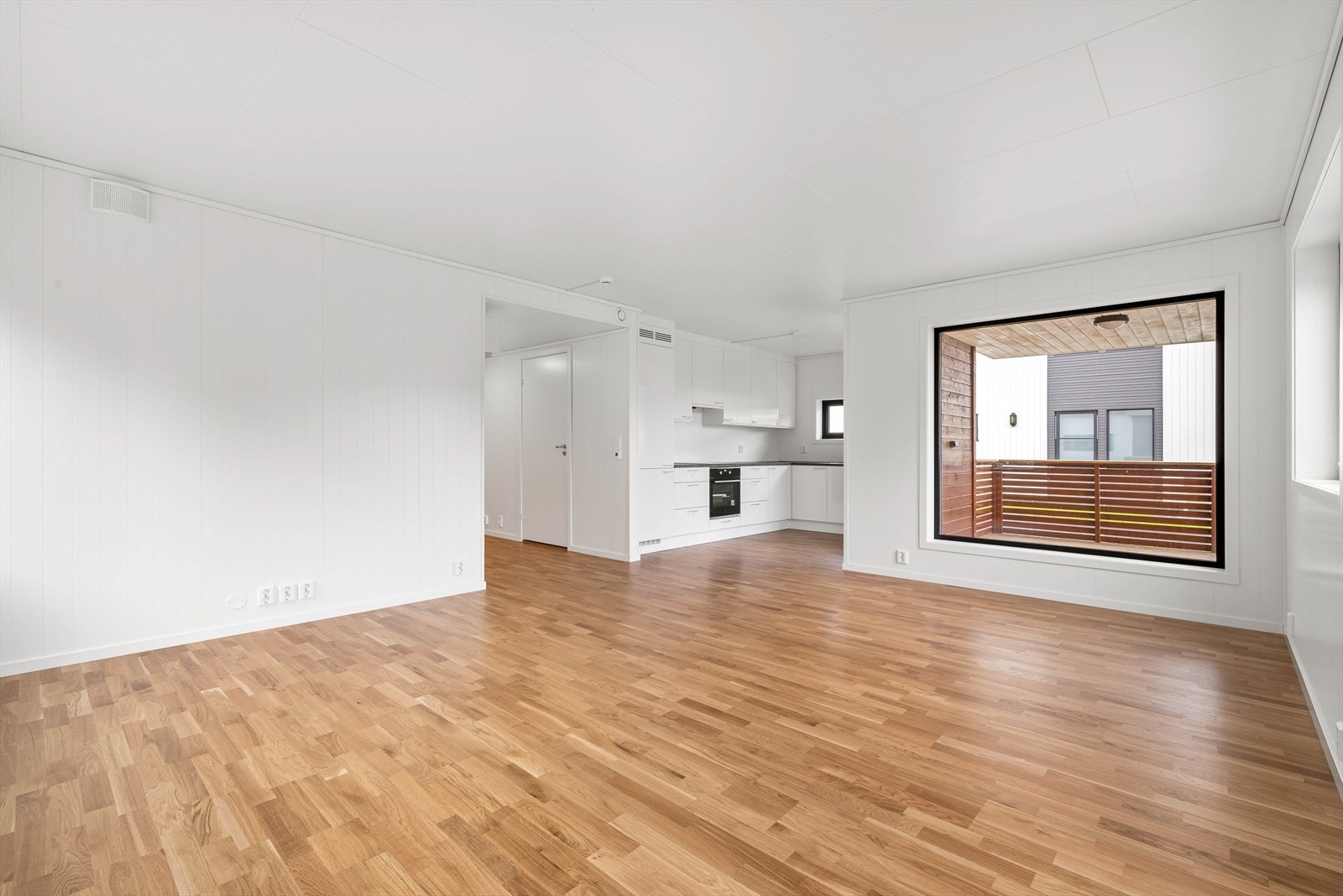 Stue og kjøkken ligger i en moderne, åpen løsning. Galleribilde