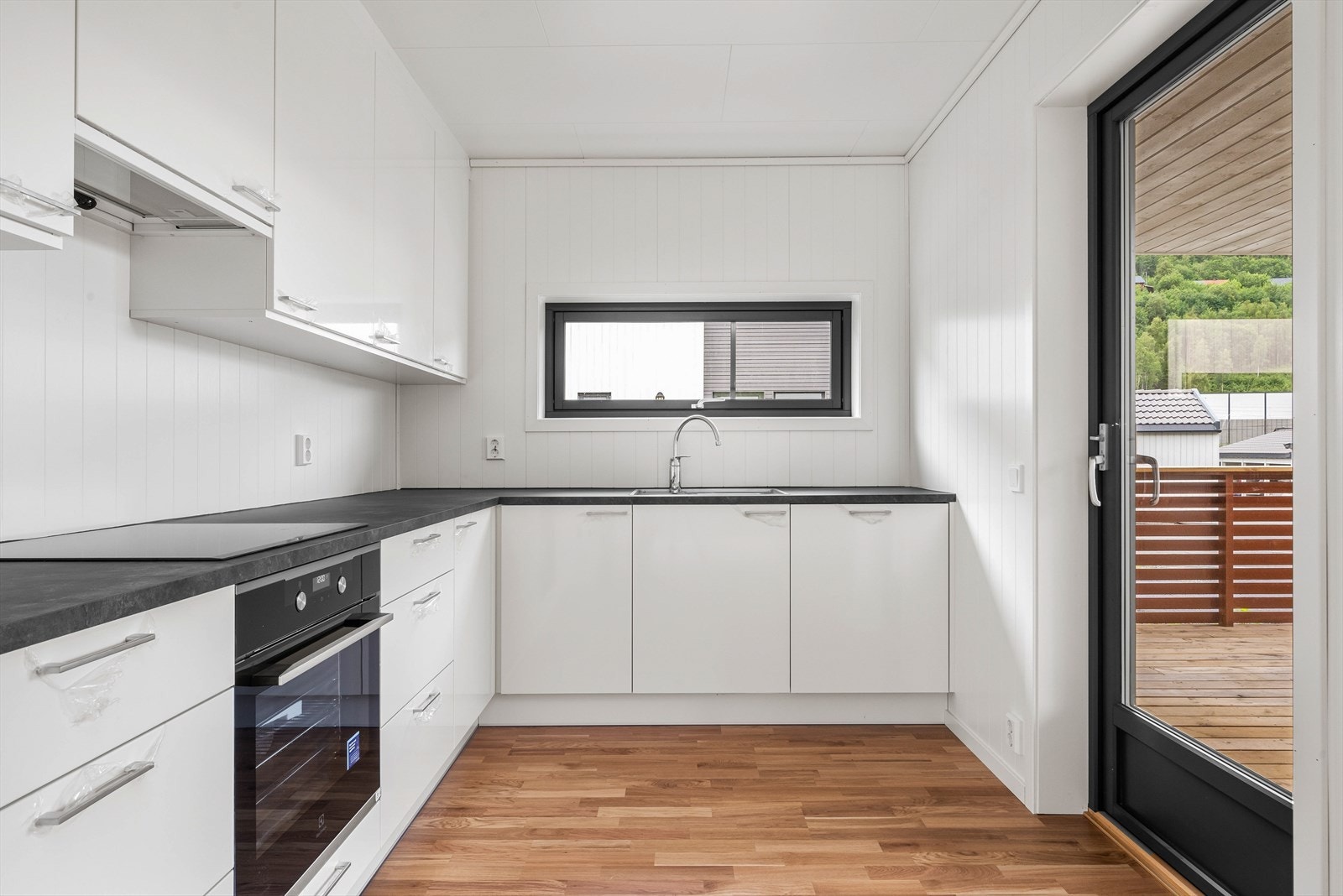 Utenfor kjøkkenvinduet ligger det en romslig terrasse. Galleribilde