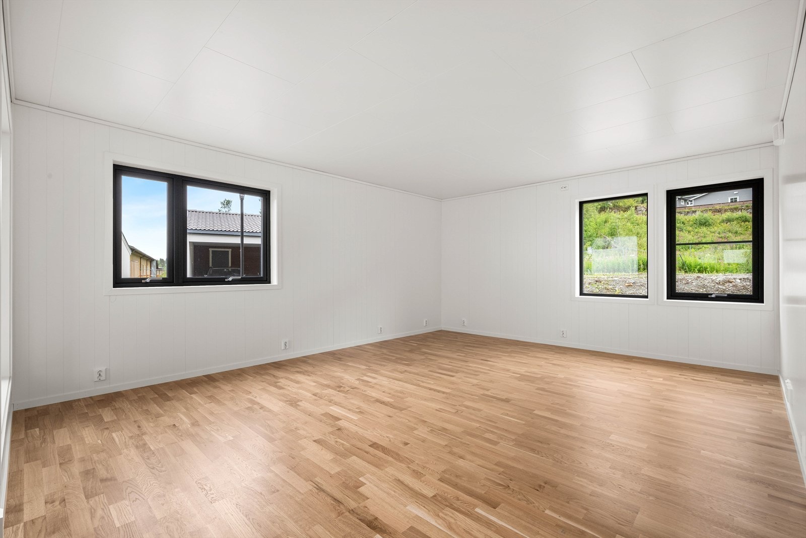 Stuen oppleves som svært romslig, og kan innredes på forskjellige måter etter dine ønsker og behov. Galleribilde