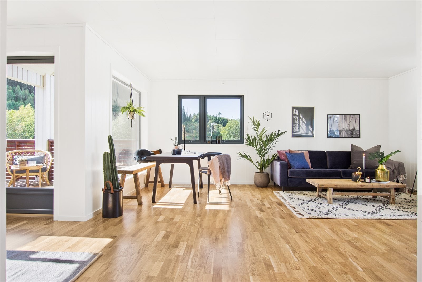 Stuen og kjøkkenet måler ca. 35 kvm, og har godplass for spisebord og sofagruppe. (Bildet er fra en tilsvarende leilighet levert av Gauldal Utbygging.) Galleribilde