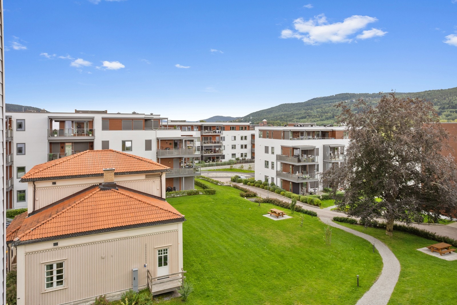 Utsikt over nabolag fra svalgangen. Galleribilde