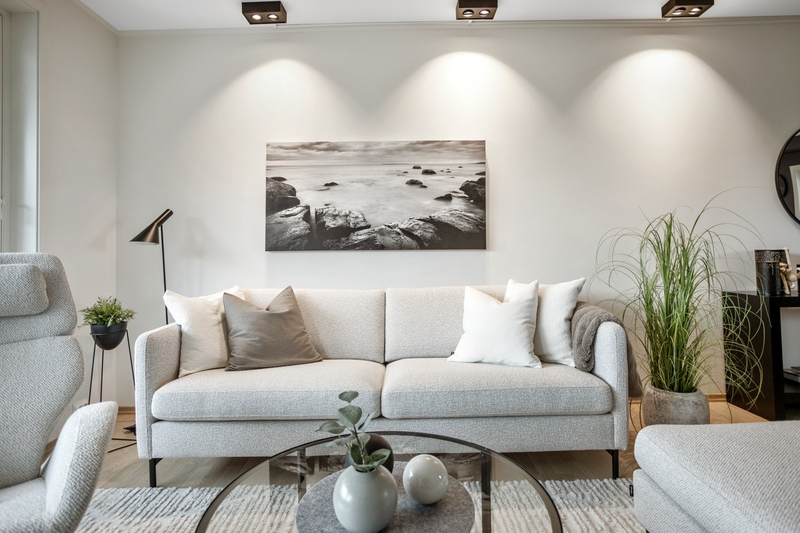 Stuen/kjøkken rommer omlag 28 kvm med svært gode møbleringsmuligheter. Galleribilde