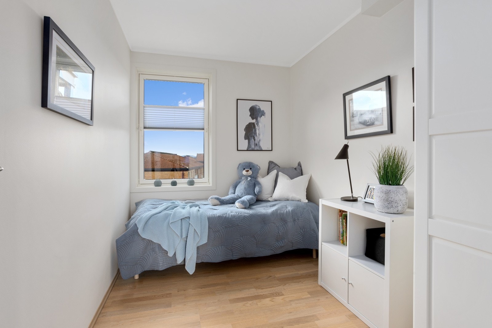 Gjesterommet er ca. 8 kvm og kan enkelt innredes til gjesterom, barnerom eller hjemmekontor. Galleribilde