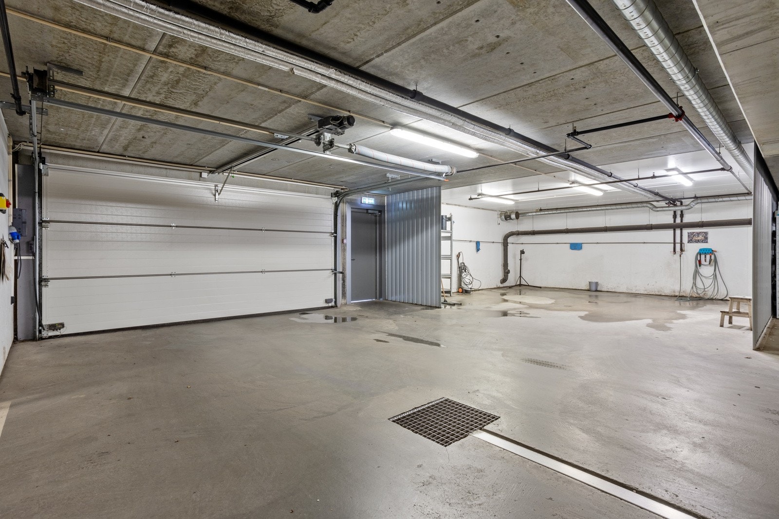 Felles vaskeplass hvor du enkelt kan spyle bilen eller skifte dekk. Galleribilde