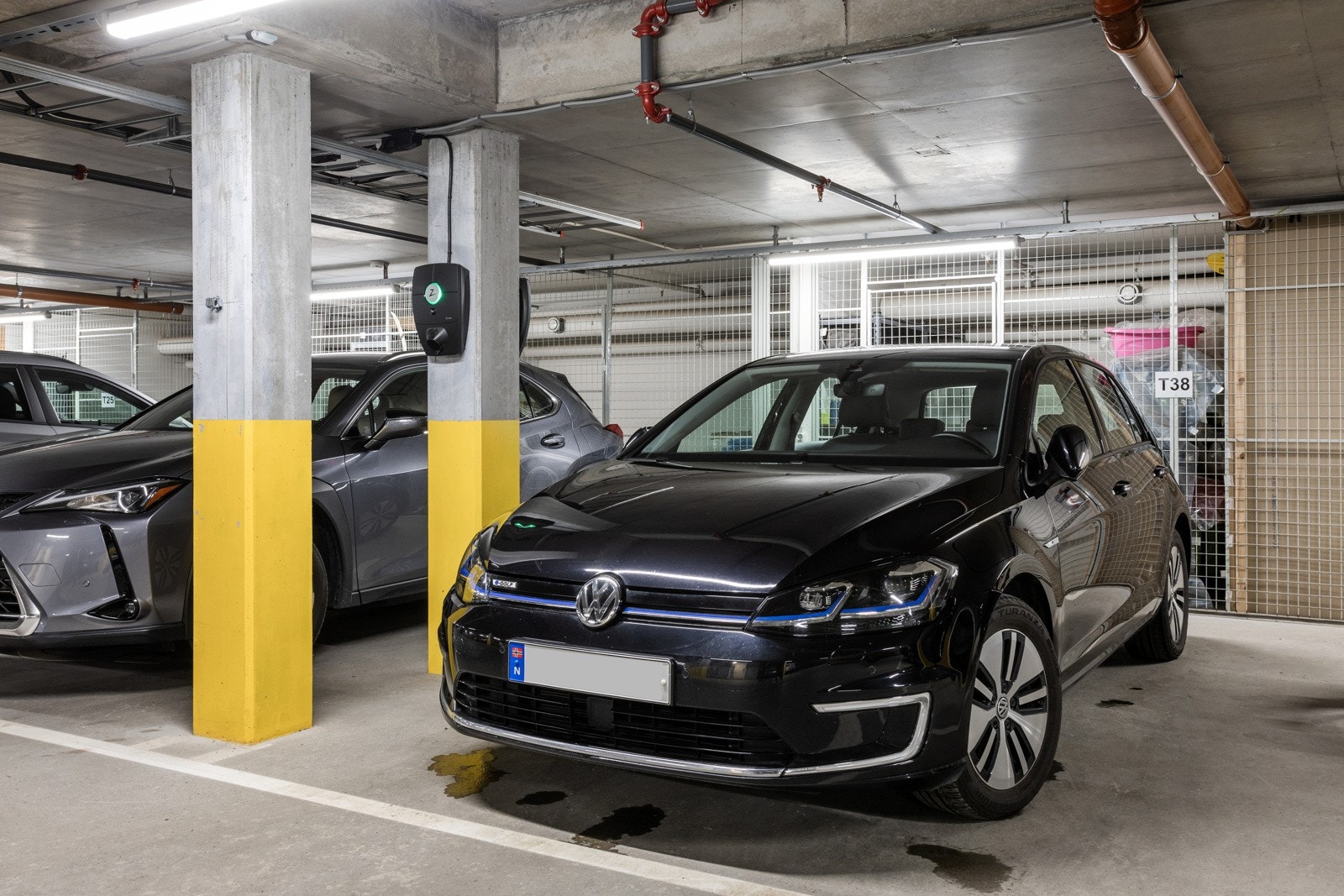 Det medfølger en parkeringsplass hvor det er montert elbilader. Galleribilde