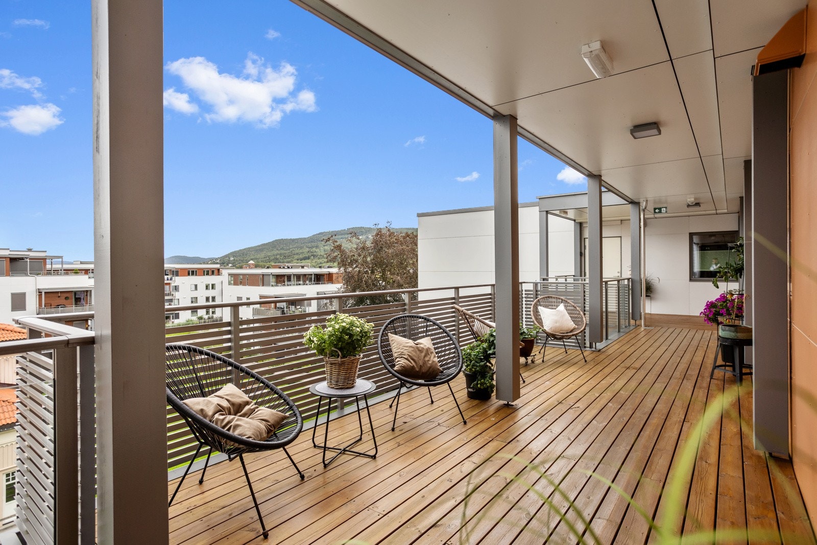 I svalgangen kan du nyte morgenkaffen mens solen stiger opp. Galleribilde