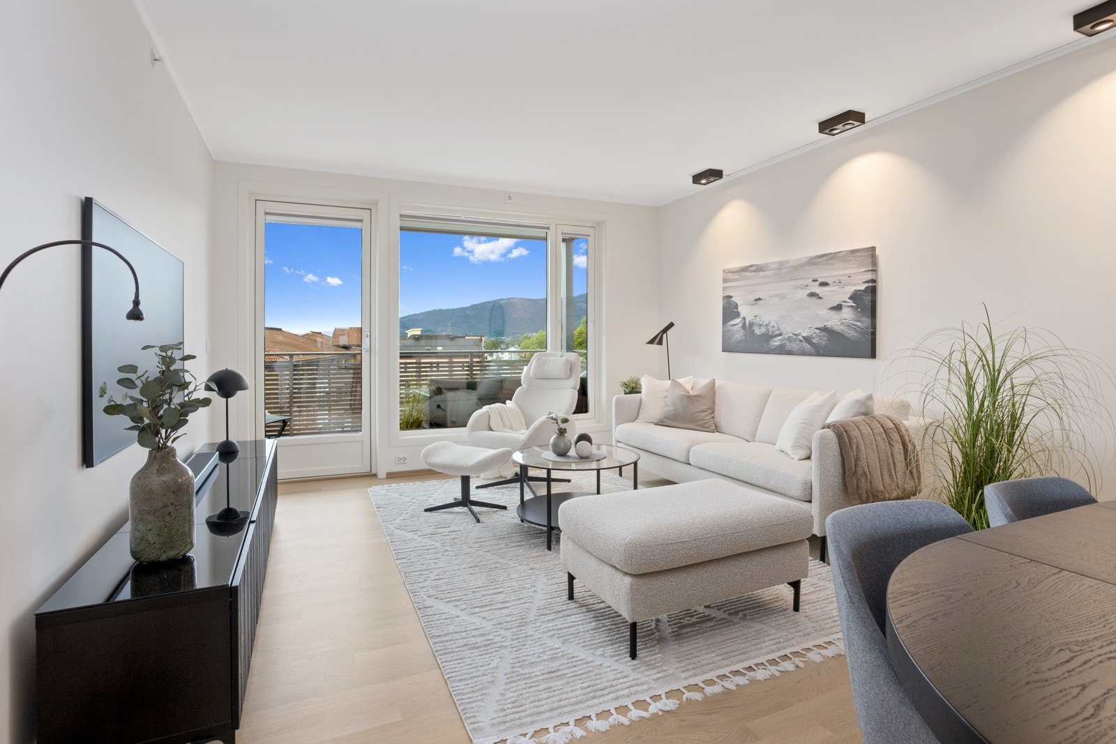 Stue med panoramavinduer mot vest og utsikt til elva og Solbergåsen | komforabel vannbåren gulvvarme Galleribilde