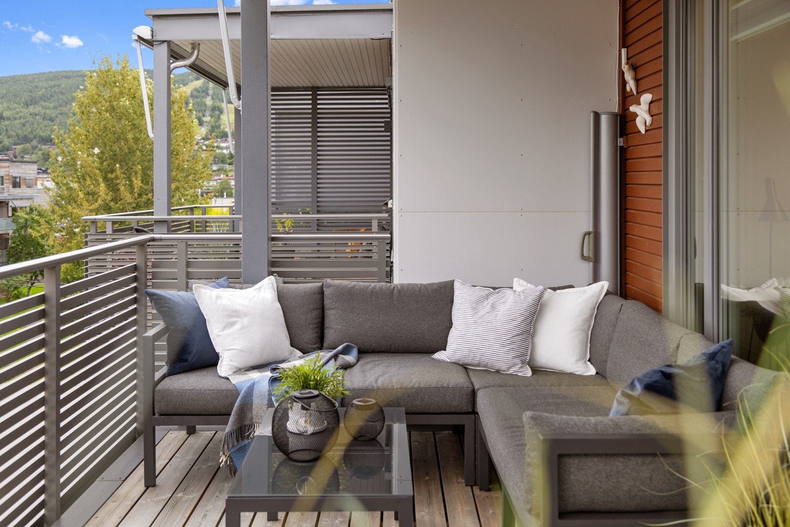 På balkongen er det plass til en større sofagruppe med tilhørende bord og grill. Praktisk sidemarkise for ekstra skjerming på balkongen. Galleribilde