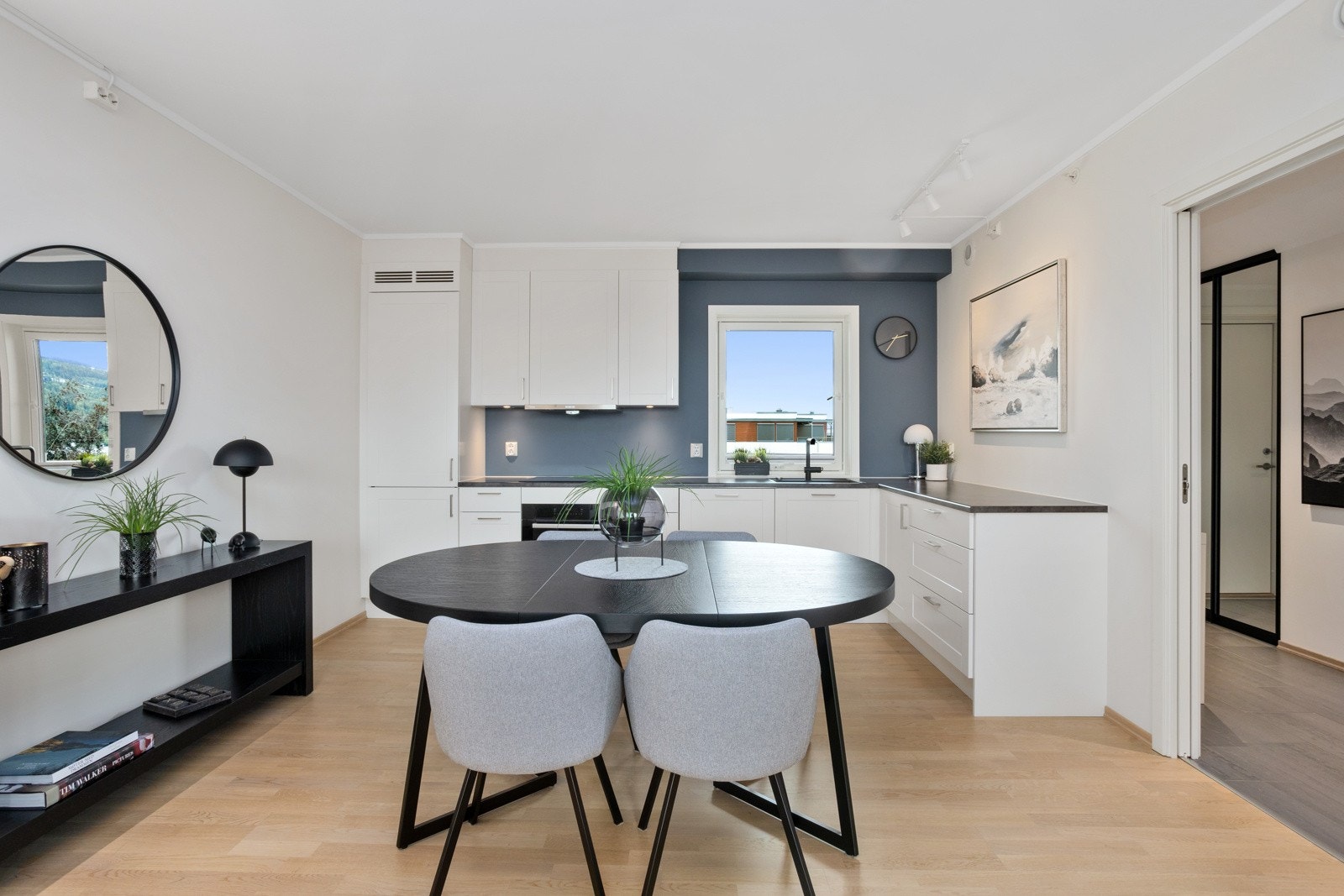 Påkostet kjøkken fra Strai med profilerte fronter og integrerte hvitevarer. Galleribilde