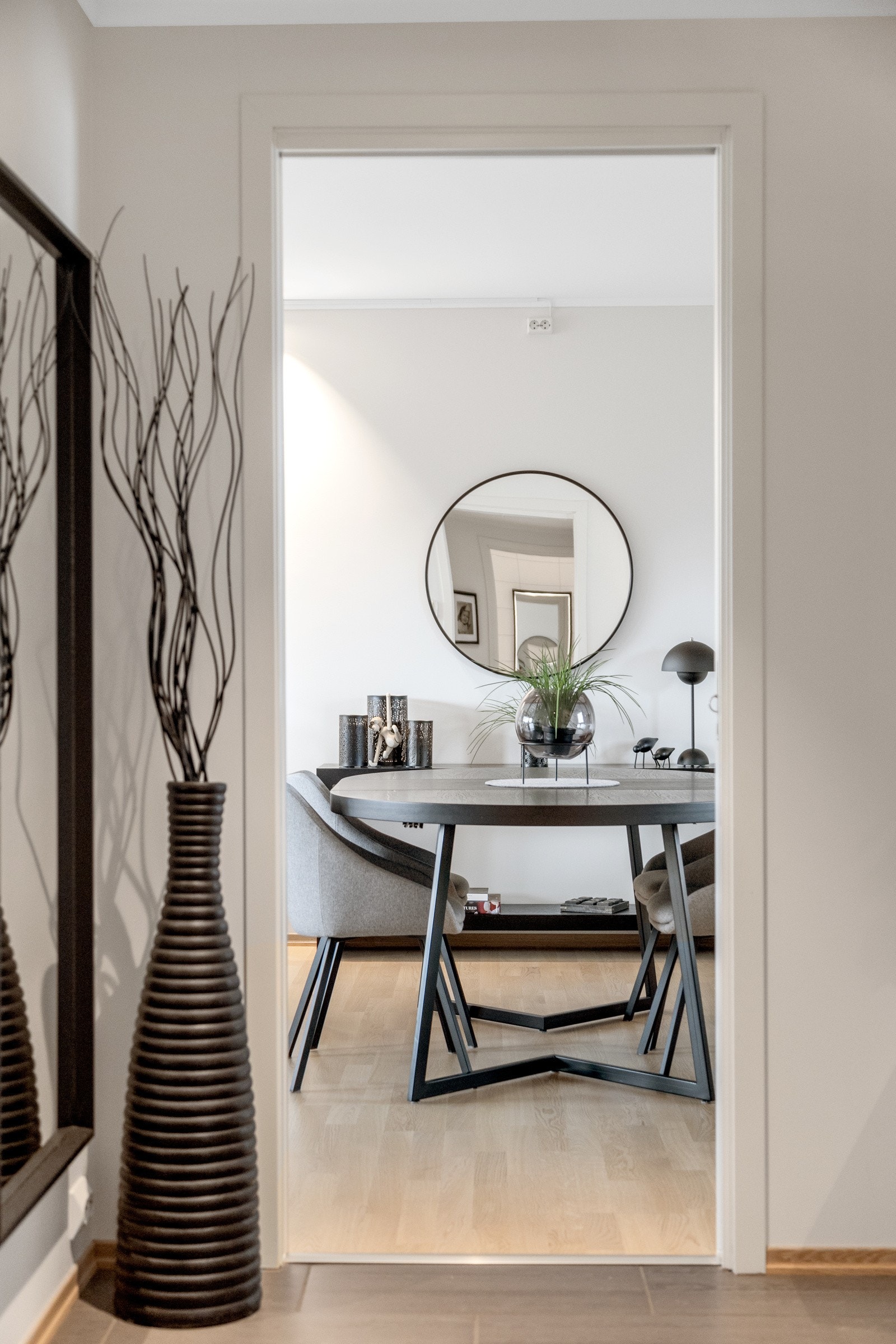 Gang og stue adskilles elegant av skyvedør med glass. Galleribilde