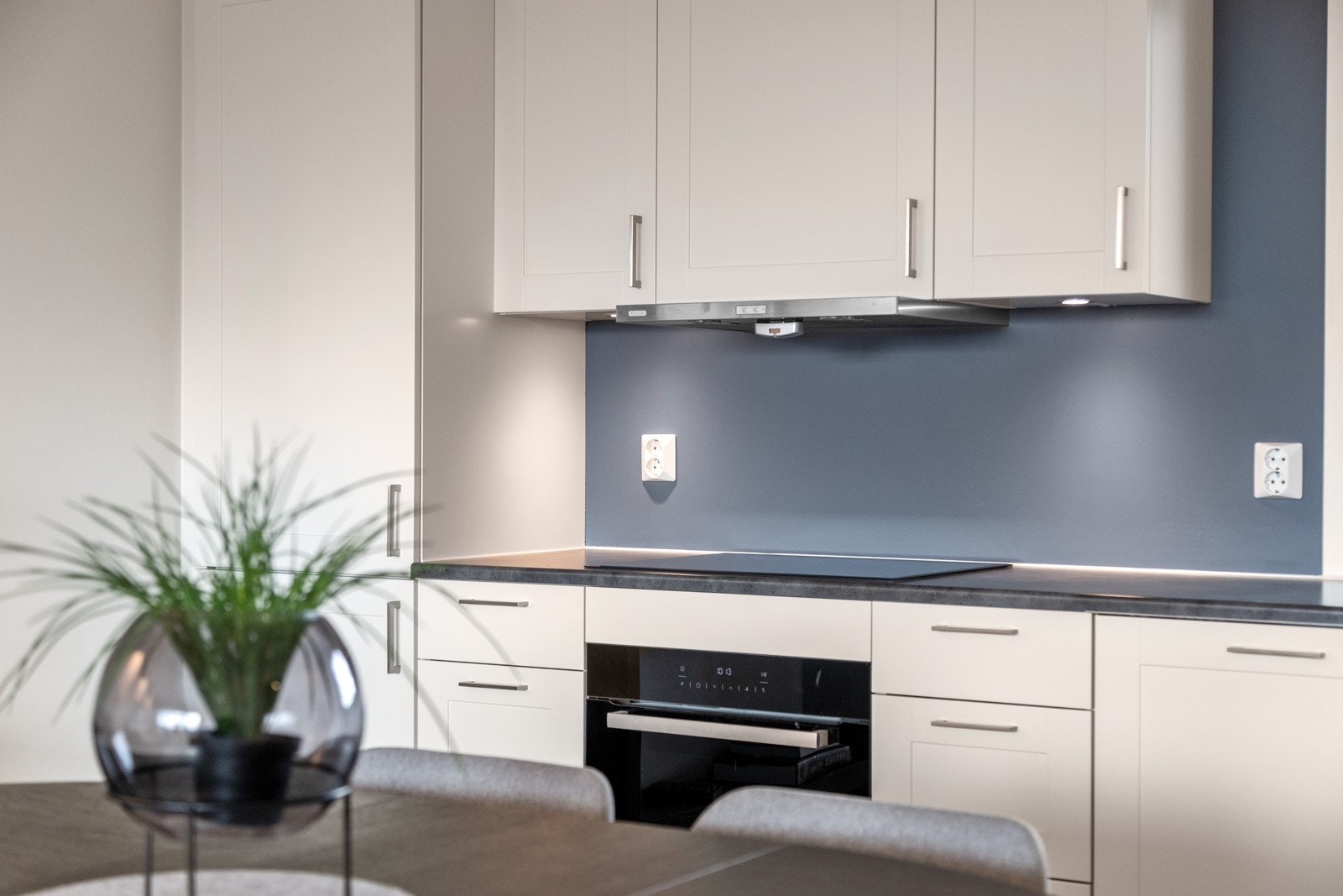 Integrerte hvitevarer, herunder: kjøleskap uten fryser, ovn, induksjonstopp og oppvaskmaskin. Fryseboks i bod. Galleribilde