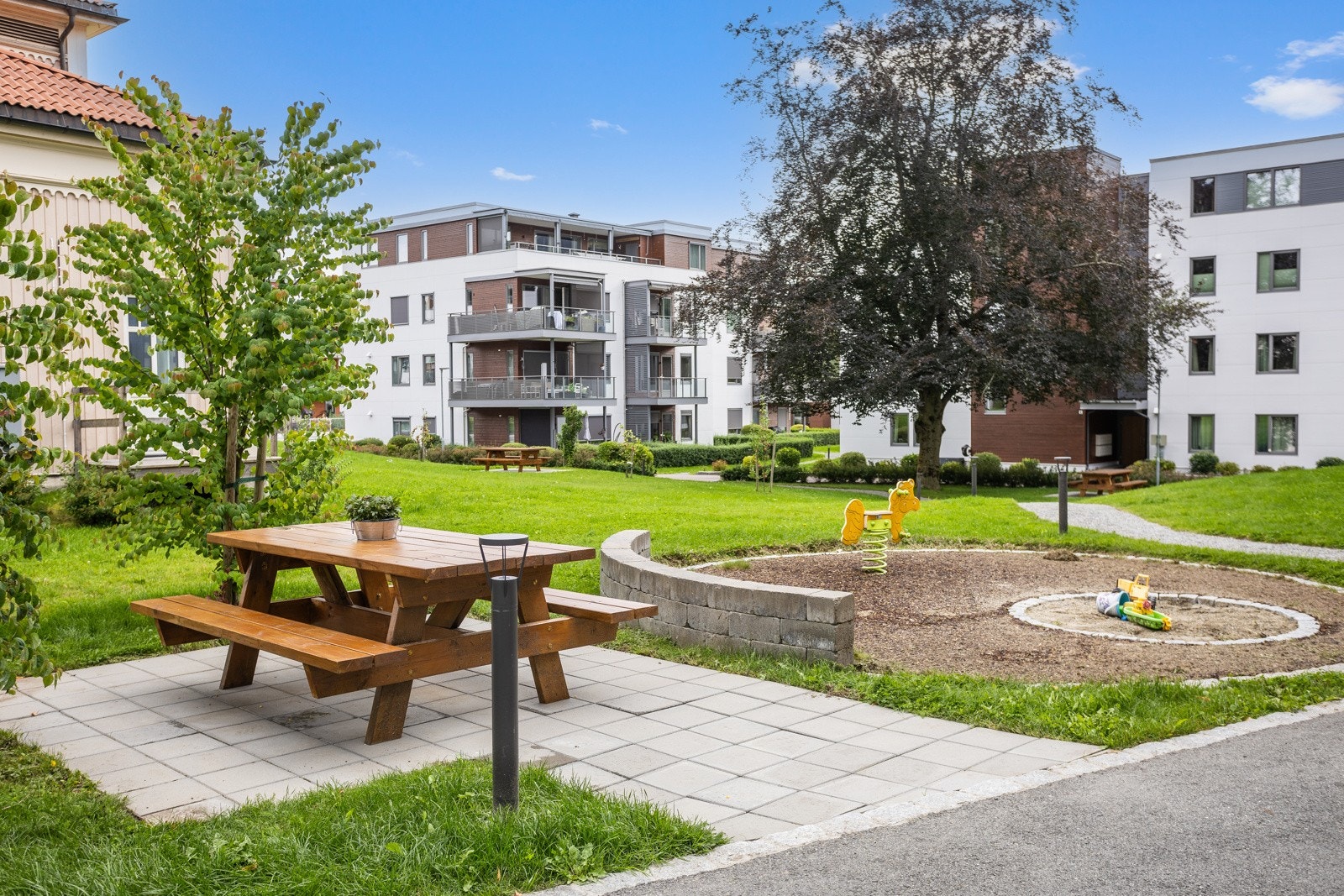 Sittegruppe rett utenfor leiligheten, som selger opplyser blir flittig brukt av vennlige naboer. Her samles de for å nyte kaffe og søtsaker i sosialt lag. Galleribilde