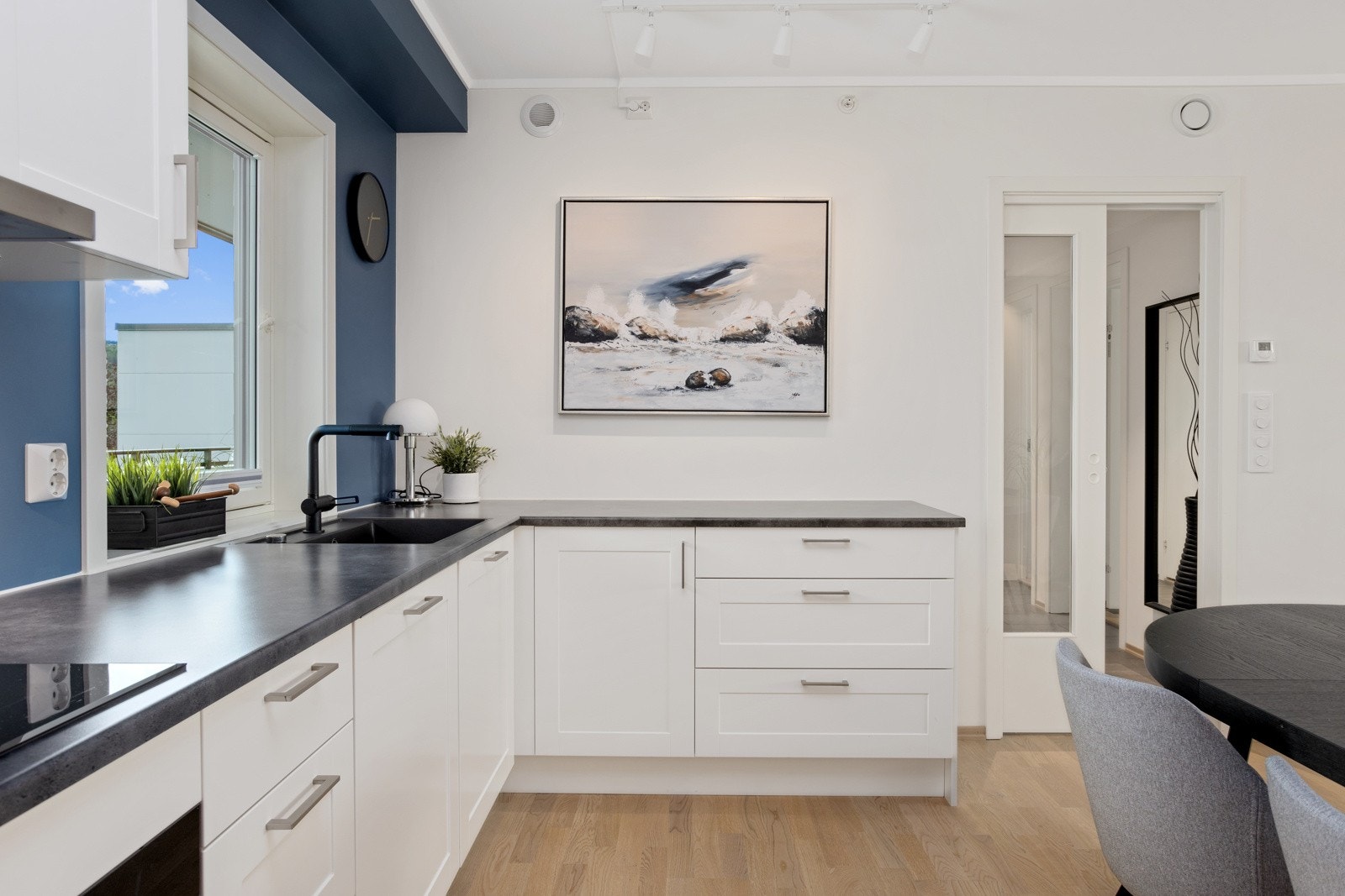 Rikelig med benke-, skuffe-, og skapplass. Galleribilde