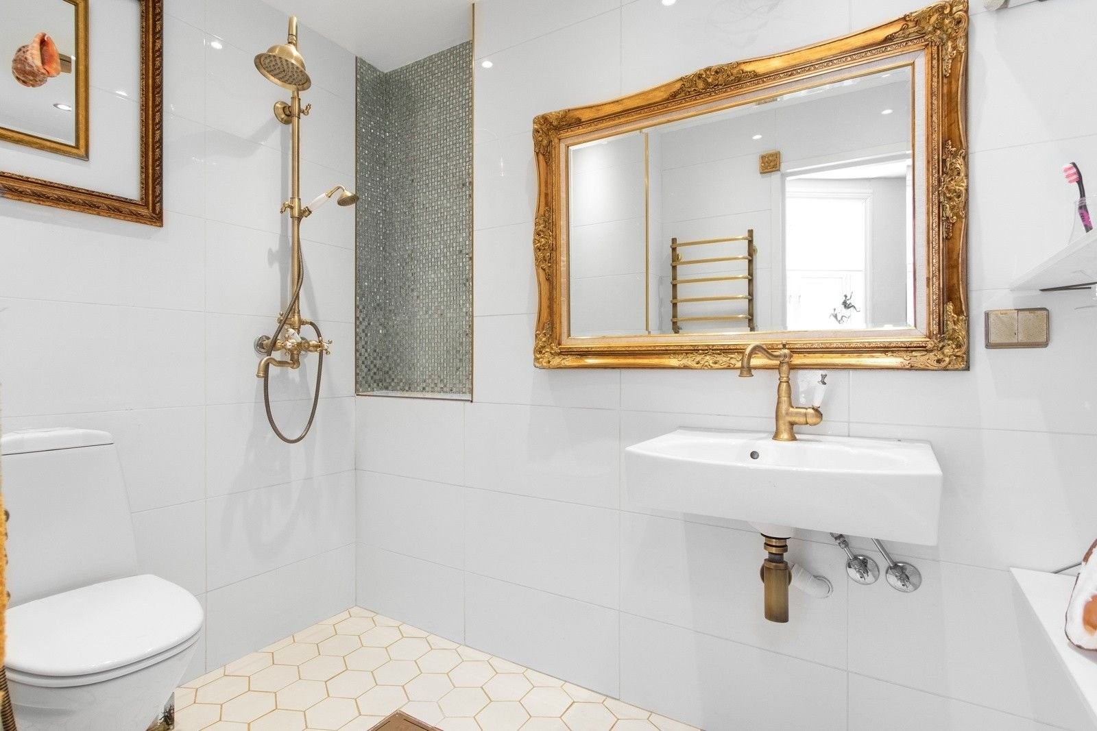 Toalett/ dusj ved hovedoverommmet. Galleribilde